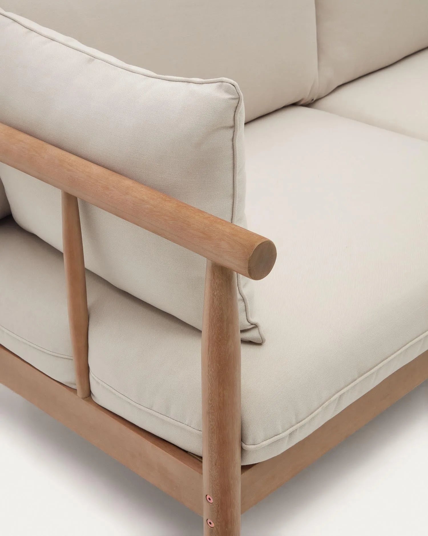 Das Sacova 2-Sitzer-Sofa aus FSC-zertifiziertem Eukalyptusholz vereint modernes Design mit umweltfreundlicher Eleganz.