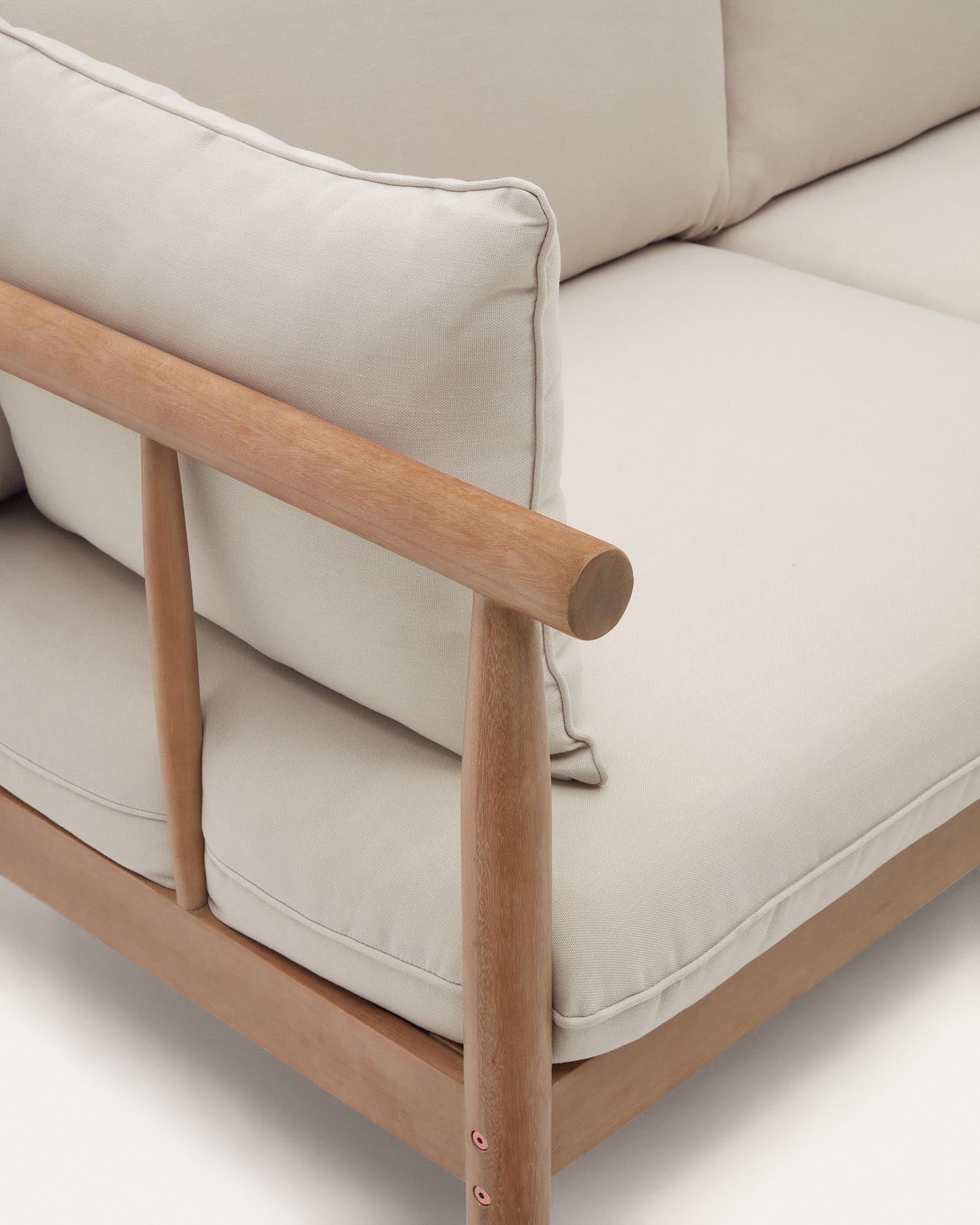Das Sacova 2-Sitzer-Sofa aus FSC-zertifiziertem Eukalyptusholz bietet stilvolles Design und nachhaltigen Komfort für Ihr Zuhause.