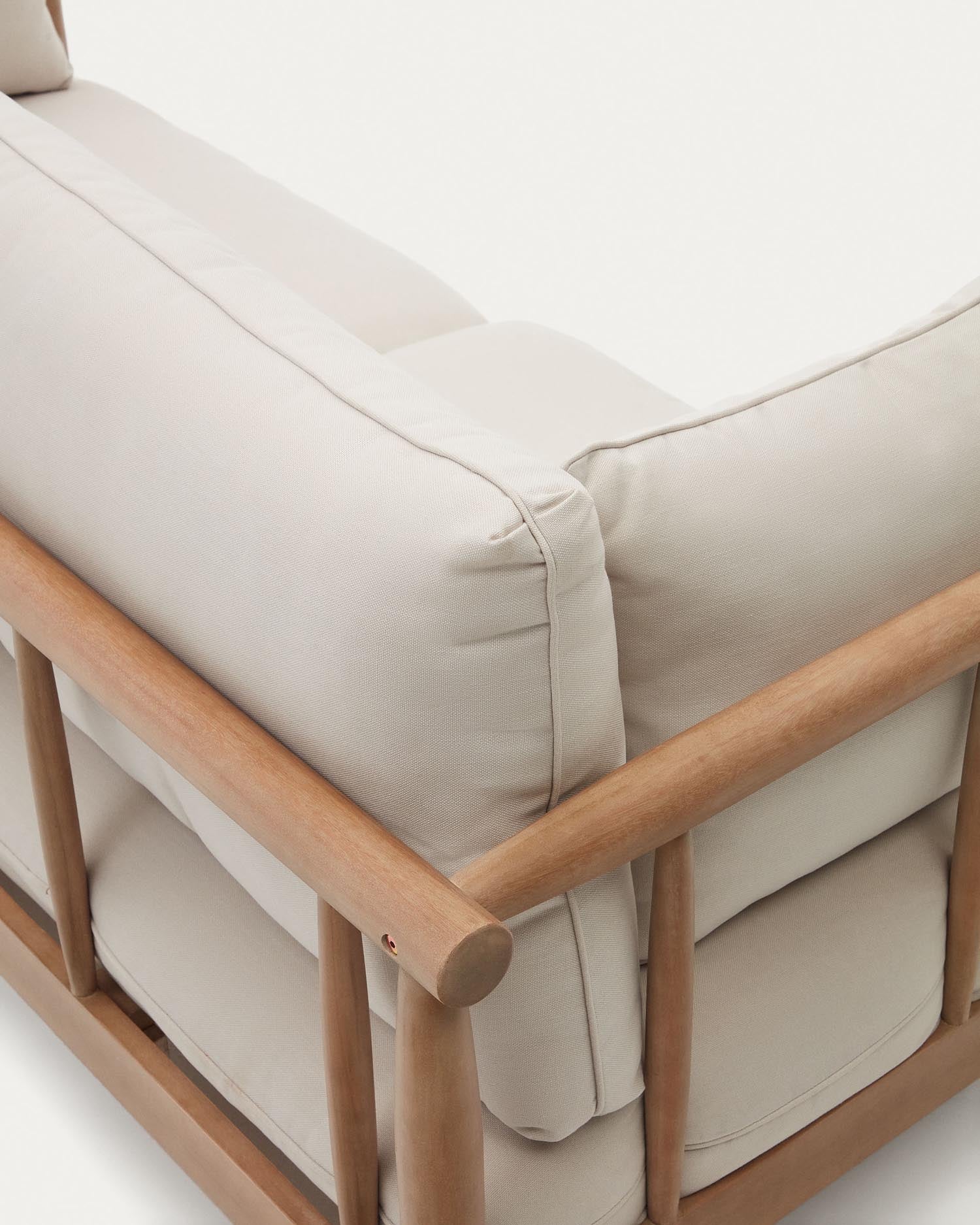 Das Sacova 2-Sitzer-Sofa aus FSC-zertifiziertem Eukalyptusholz bietet stilvolles Design und nachhaltigen Komfort für Ihr Zuhause.