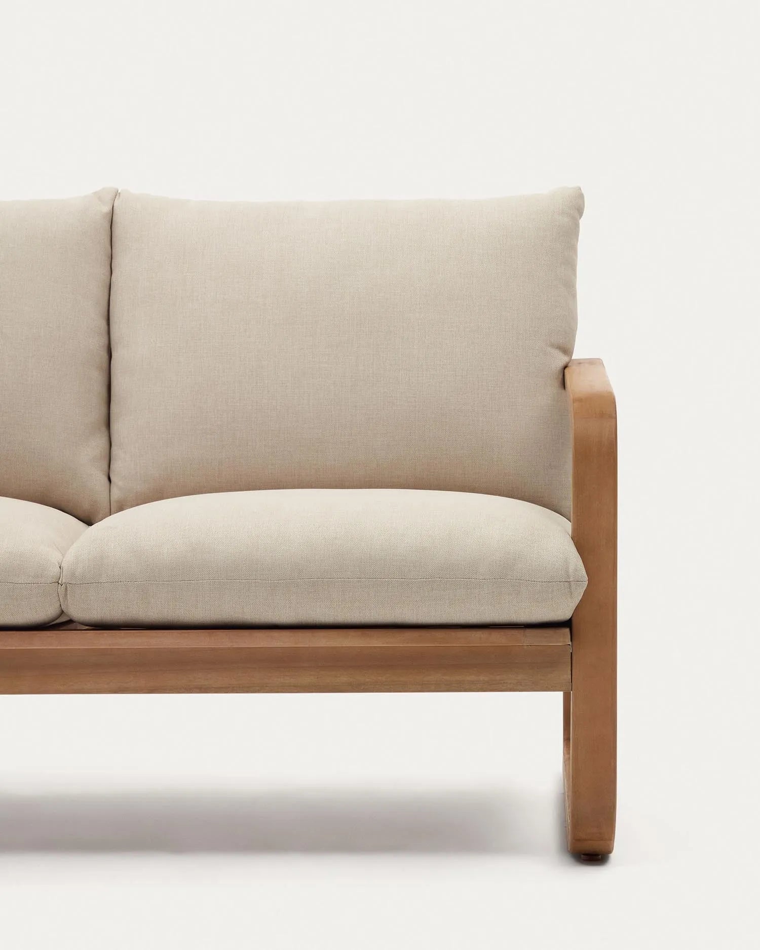 Das Sacaleta 2-Sitzer-Sofa aus FSC-zertifiziertem Eukalyptusholz vereint modernes Design mit umweltfreundlicher Eleganz.