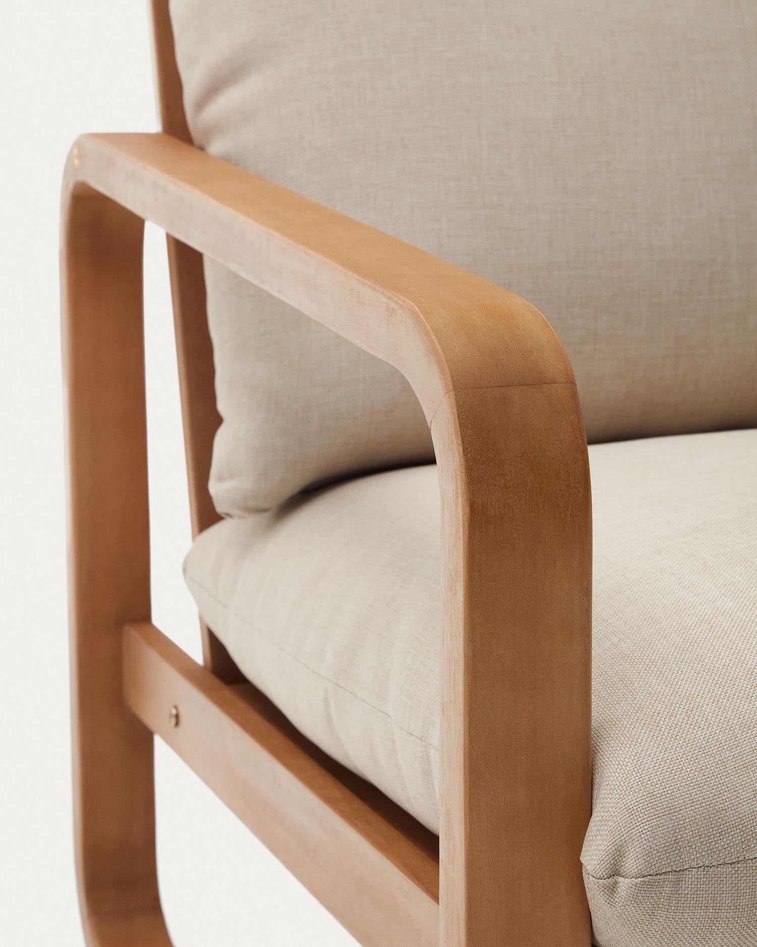 Das Sacaleta 2-Sitzer-Sofa aus FSC-zertifiziertem Eukalyptusholz vereint modernes Design mit umweltfreundlicher Eleganz.