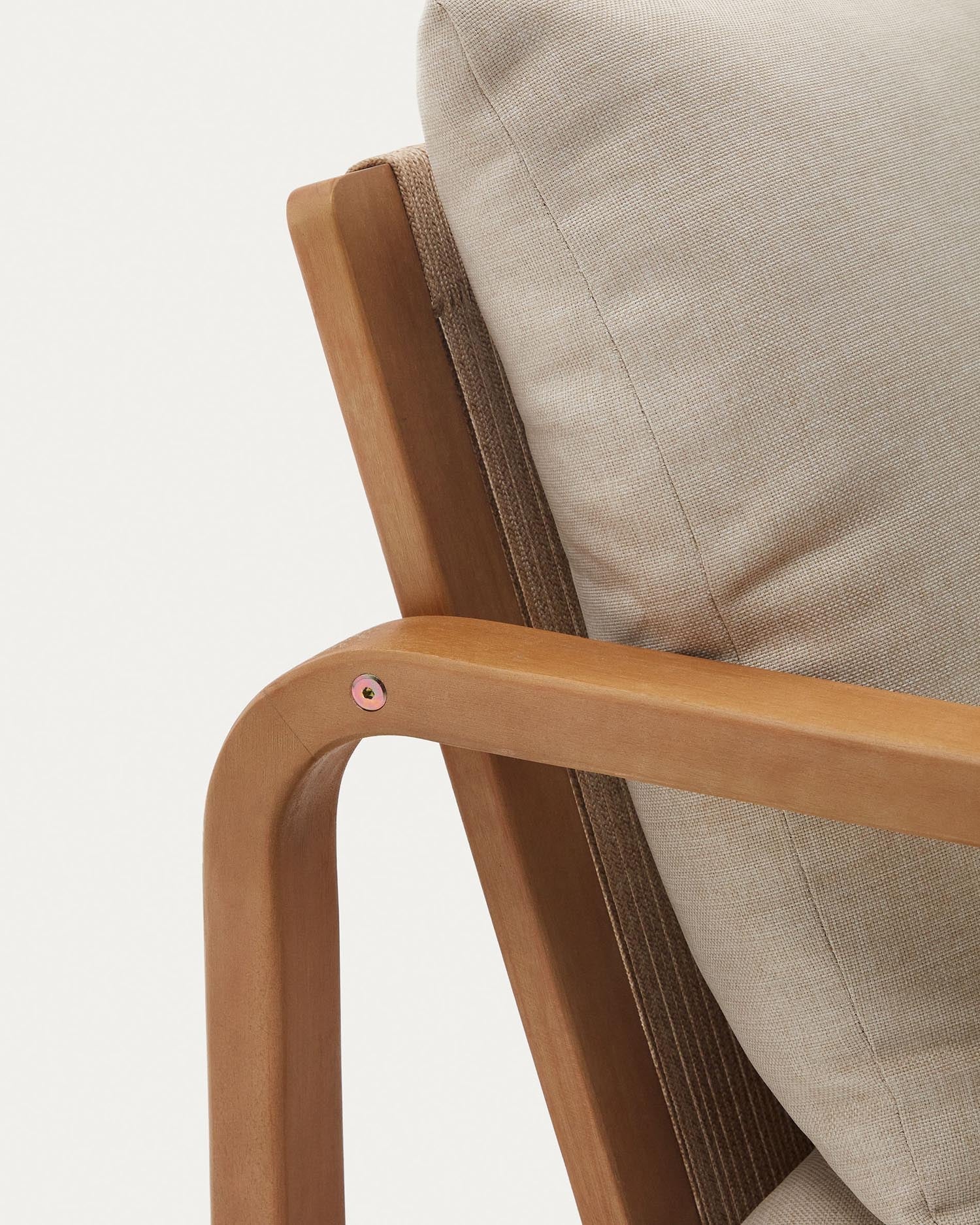 Das Sacaleta 2-Sitzer-Sofa aus FSC-zertifiziertem Eukalyptusholz bietet stilvolle Nachhaltigkeit und zeitgemäßen Komfort.