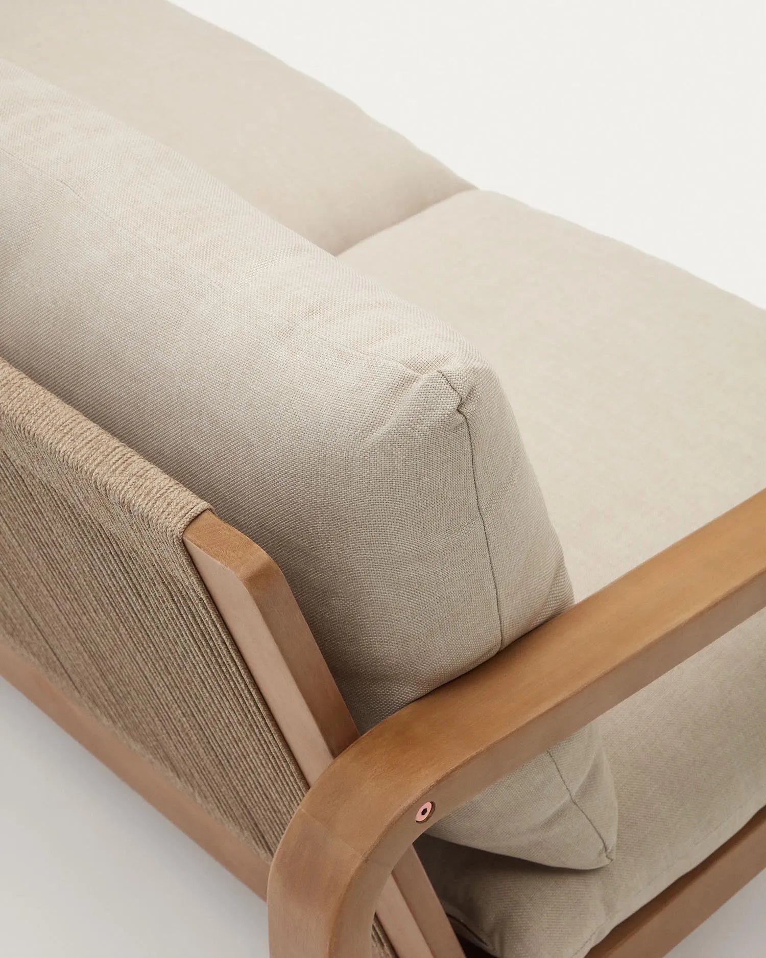 Das Sacaleta 2-Sitzer-Sofa aus FSC-zertifiziertem Eukalyptusholz vereint modernes Design mit umweltfreundlicher Eleganz.