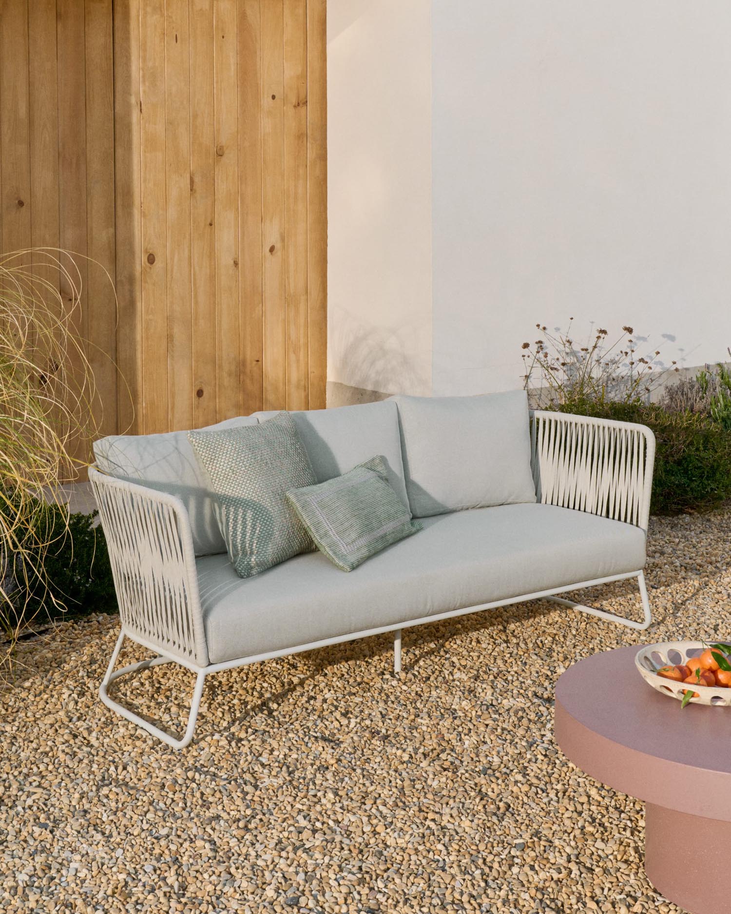 Elegantes 3-Sitzer-Outdoor-Sofa aus Seil und Stahl, wetterfest und komfortabel, ideal für stilvolle Entspannung im Freien.