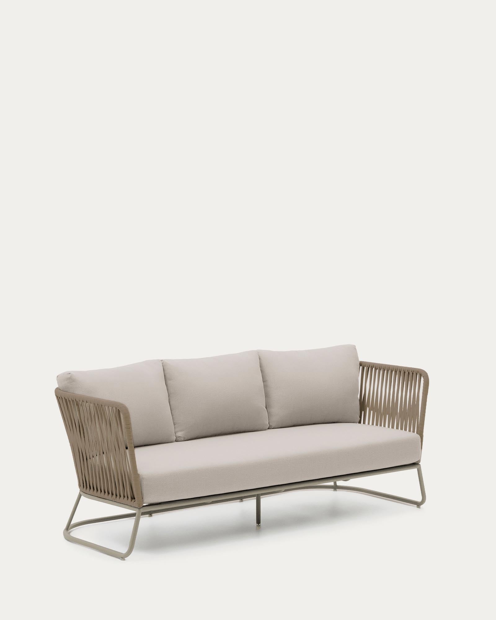 Stylisches 3-Sitzer-Sofa Saconca für den Außenbereich, kombiniert robustes Seil mit einem eleganten, beigen Stahlrahmen für gemütliche Momente.