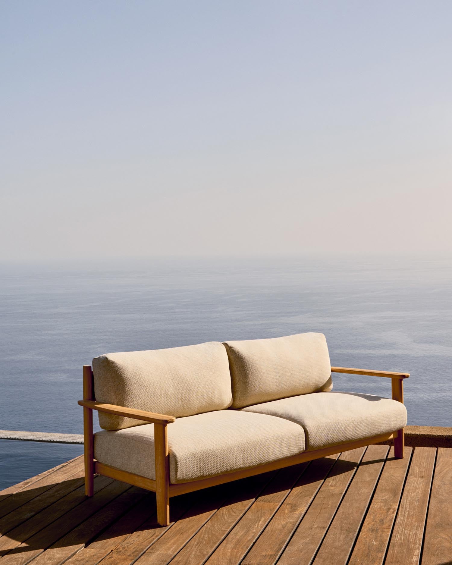 Stilvolles 3-Sitzer-Sofa aus massivem Teakholz, perfekt für jedes Zuhause. Langlebig, nachhaltig und komfortabel – ideal für Innen- und Außenbereiche.