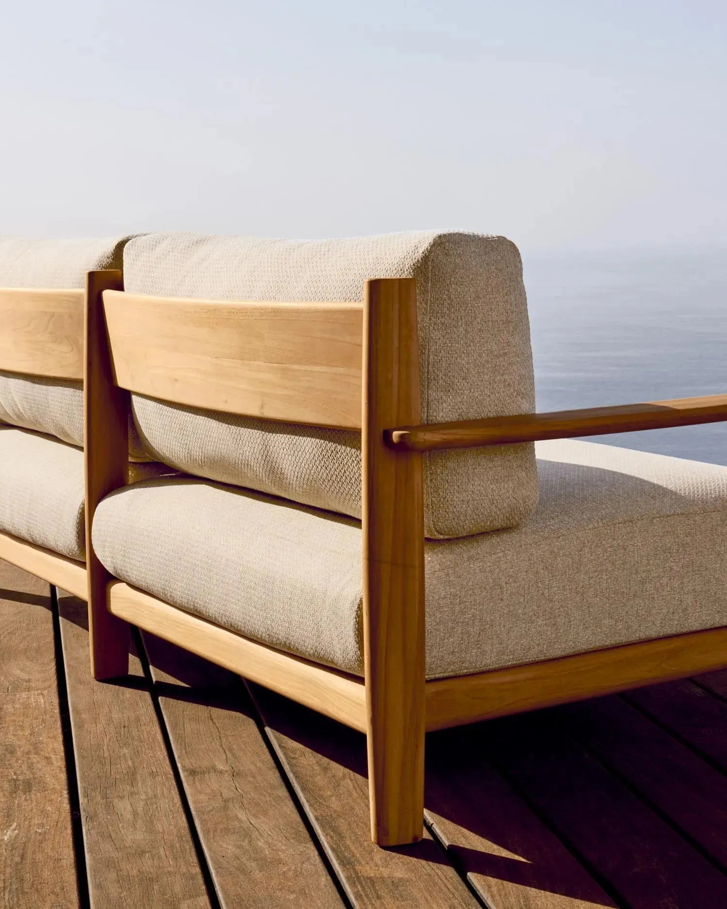 Elegantes 3-Sitzer-Sofa aus FSC-zertifiziertem Teakholz, 212 cm, ideal für stilvolle und nachhaltige Wohnräume.
