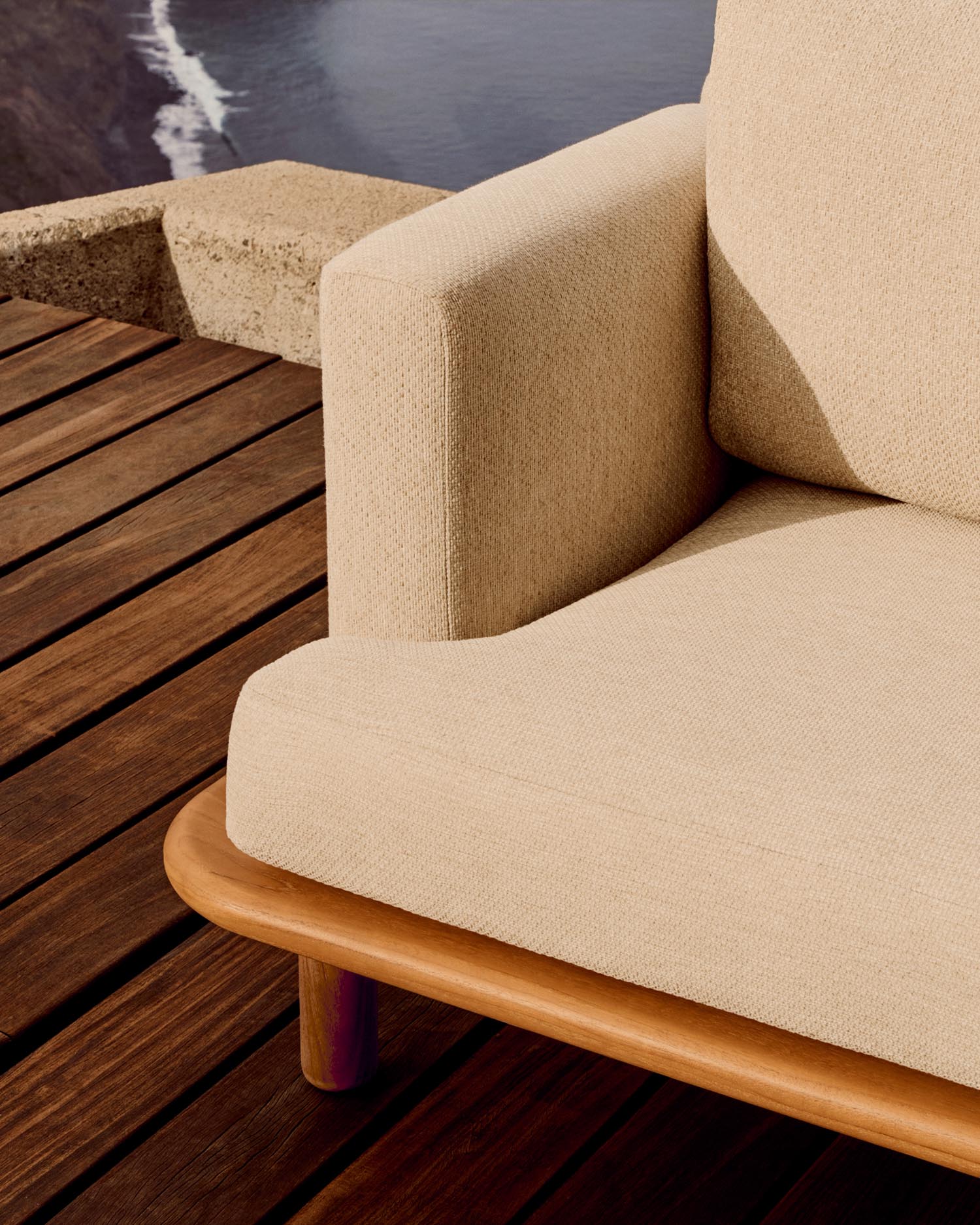 Elegantes 3-Sitzer-Sofa aus FSC-Teakholz, ideal für stilvolle Outdoor-Entspannung.