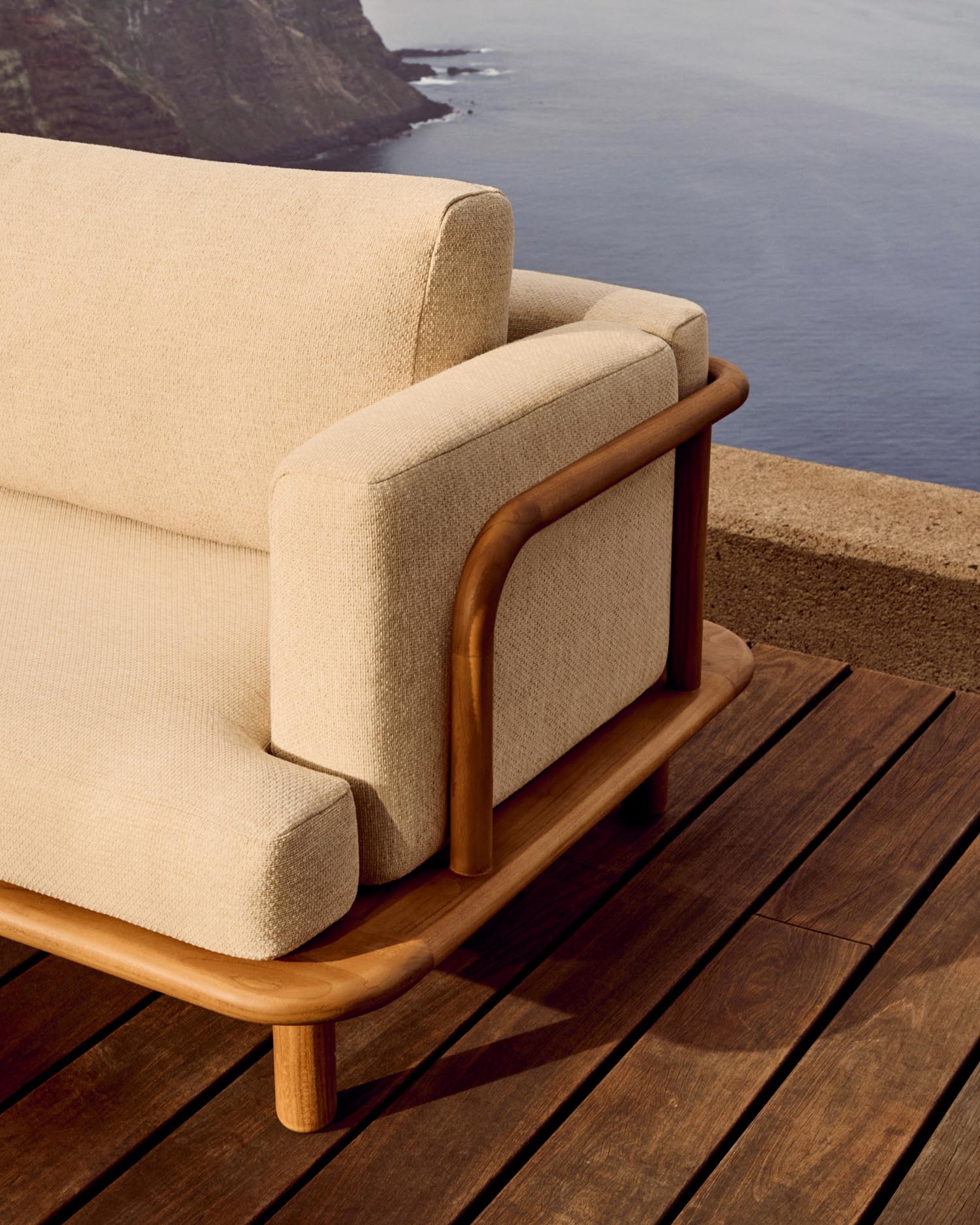 Stilvolles 3-Sitzer-Sofa aus FSC-zertifiziertem Teakholz, 230 cm breit, perfekt für nachhaltige und elegante Wohnbereiche.