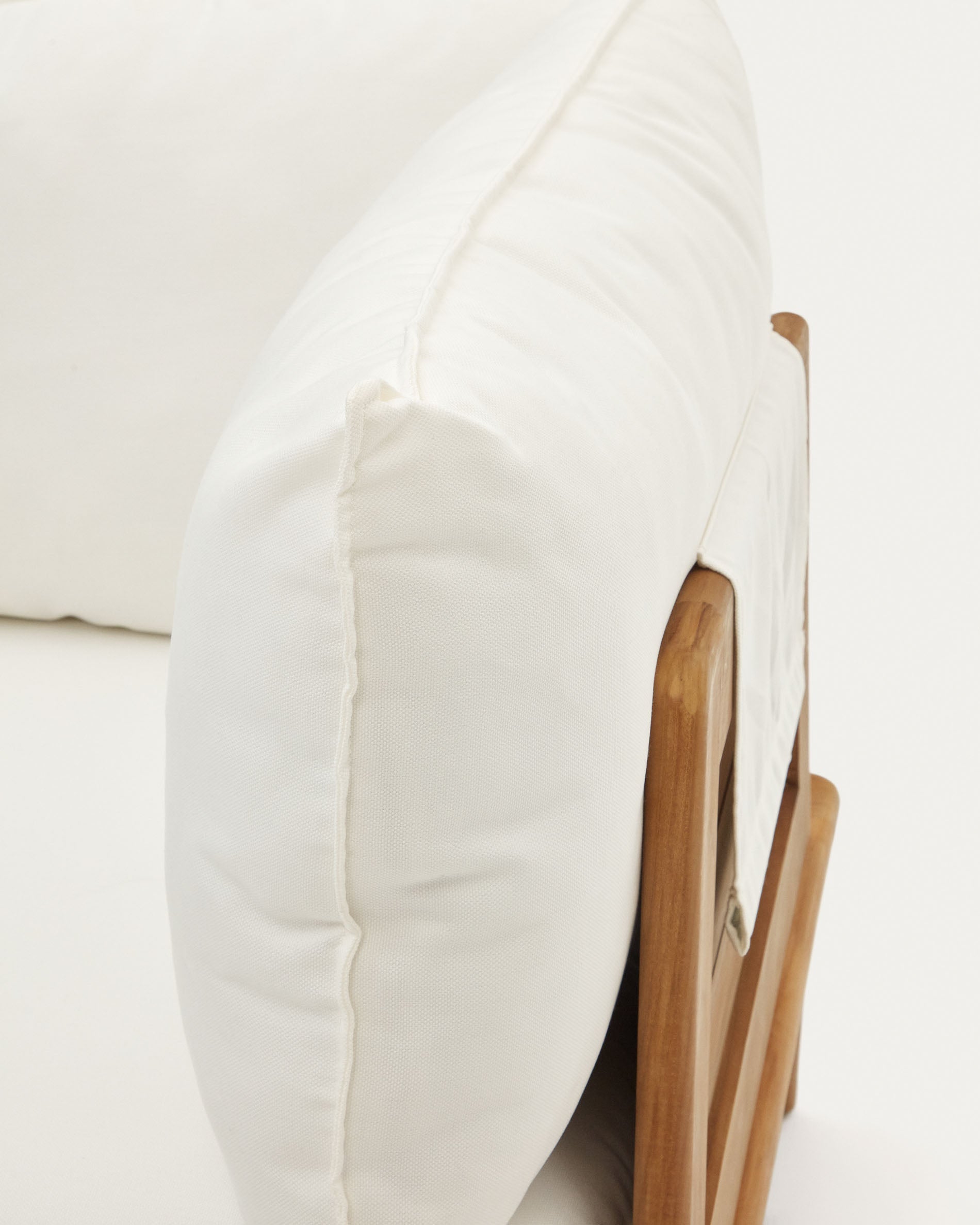 Ecksessel aus massivem Teakholz, modular und wetterfest, perfekt für den Außenbereich, von Kave Home designt.