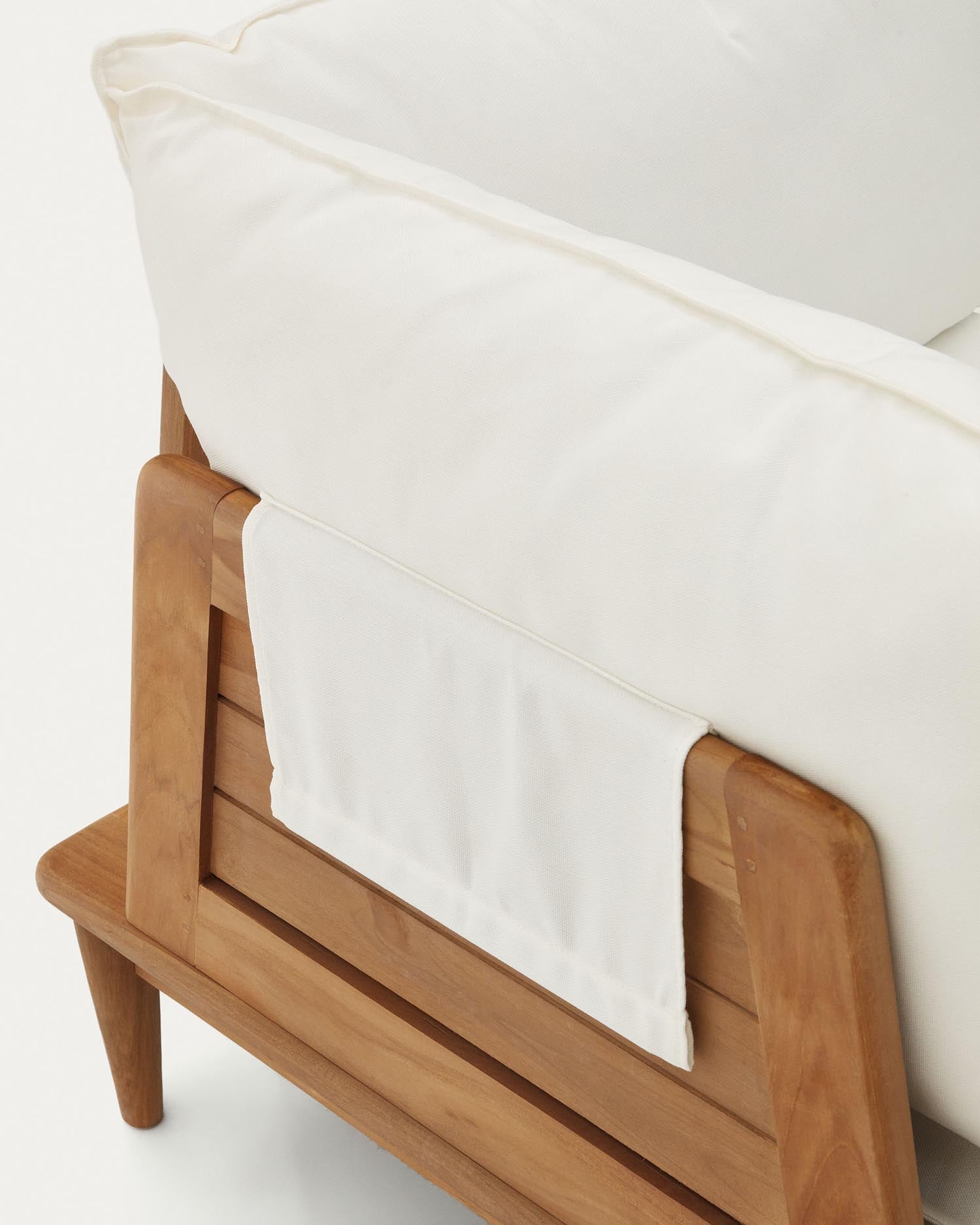 Modularer Ecksessel aus Teakholz, wetterfest und ideal für draußen, stilvolles Design von Kave Home.
