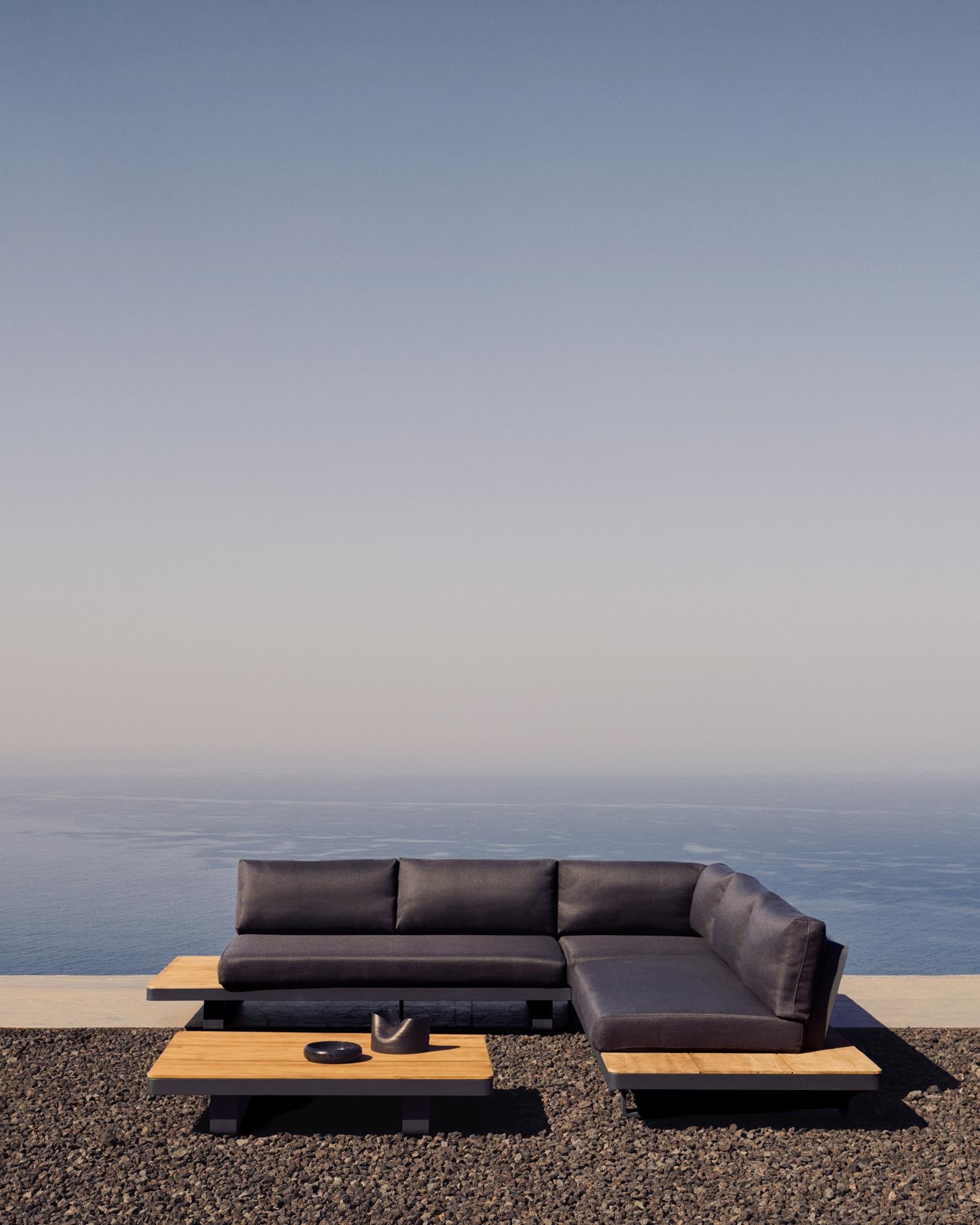 Elegantes 5-Sitzer-Ecksofa mit Tisch aus FSC-zertifiziertem Teakholz und Aluminium, ideal für stilvolle Outdoor-Entspannung.