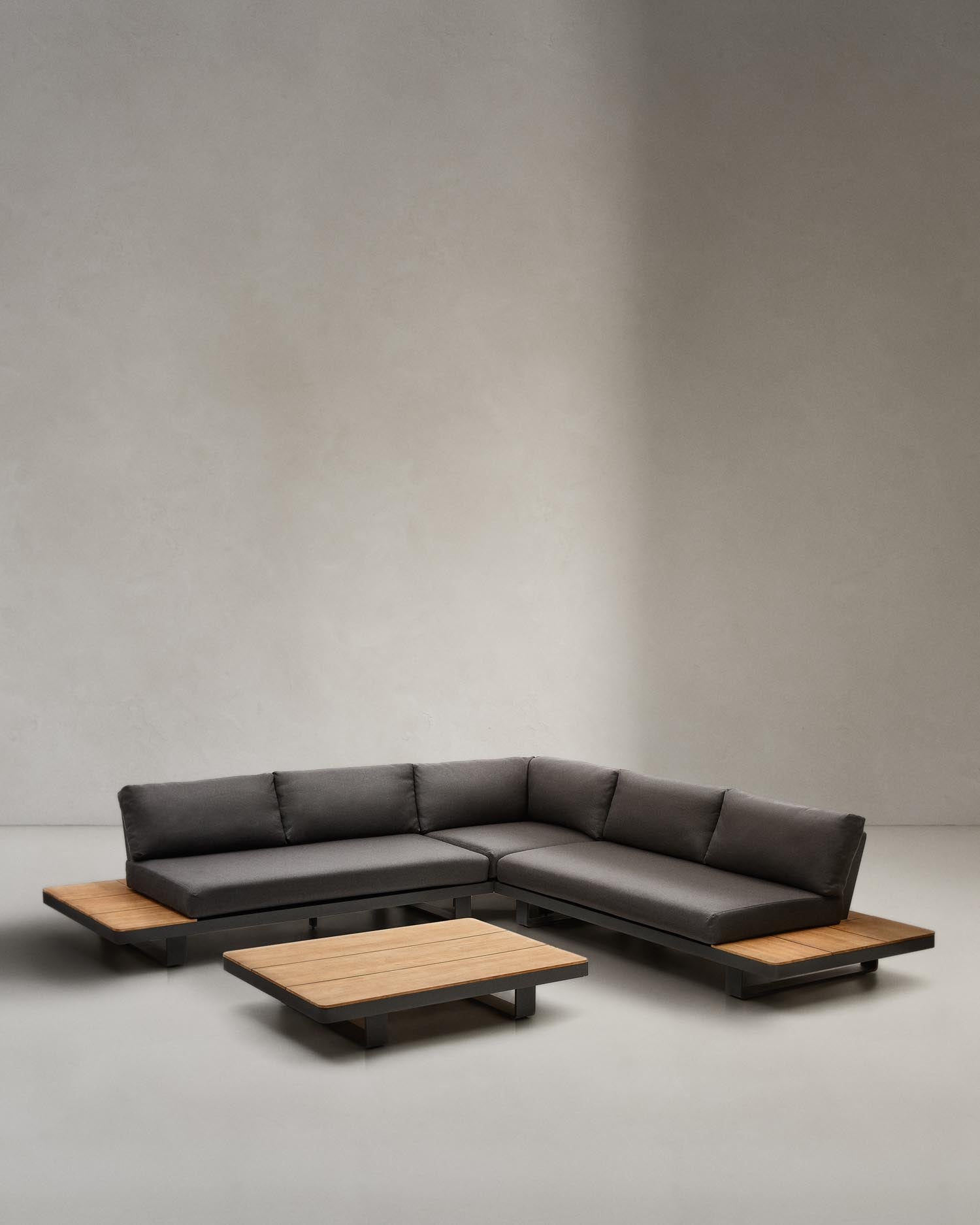 Elegantes 5-Sitzer-Ecksofa mit Tisch aus FSC-zertifiziertem Teakholz und Aluminium, ideal für stilvolle Outdoor-Entspannung.