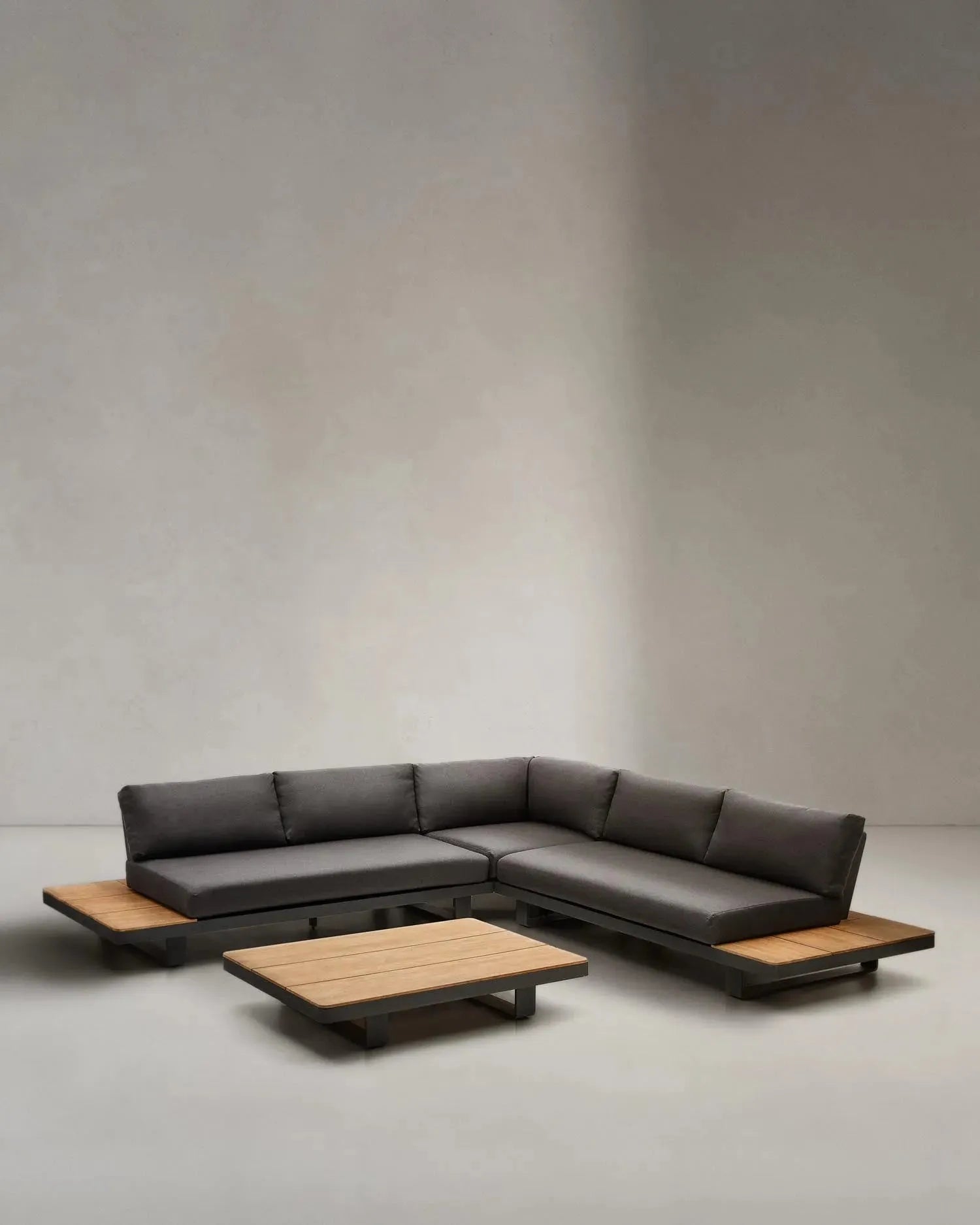 Elegantes Ecksofa-Set für 5 Personen aus Aluminium und FSC-Teakholz mit Tisch, perfekt für moderne Außenbereiche.