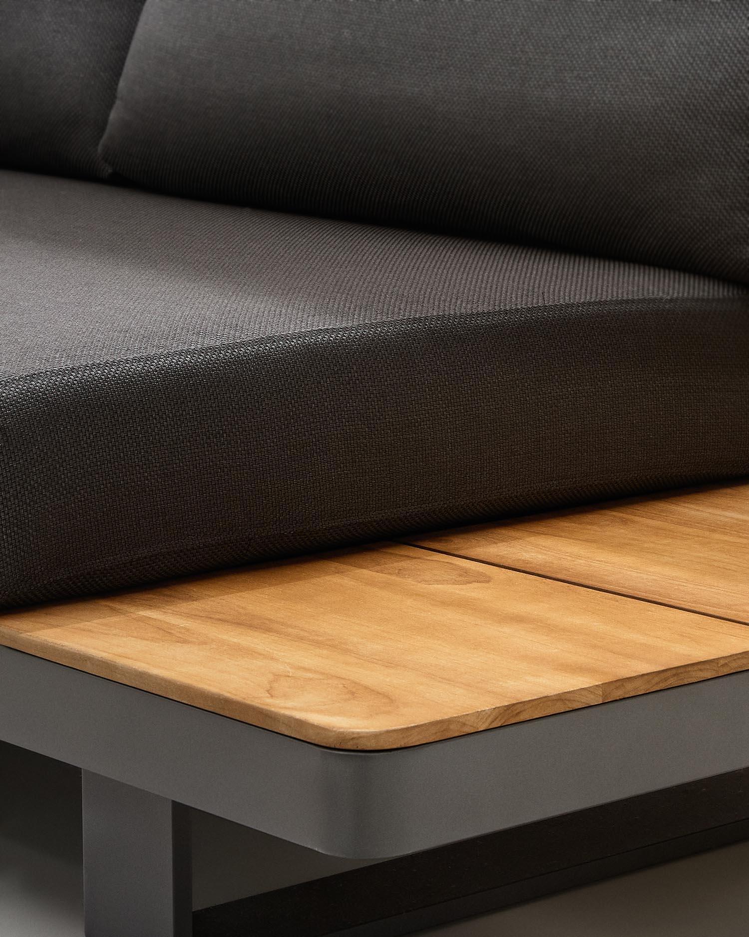 Modernes 5-Sitzer-Ecksofa-Set aus Aluminium und FSC-zertifiziertem Teakholz mit passendem Tisch, ideal für stilvolle Außenbereiche.