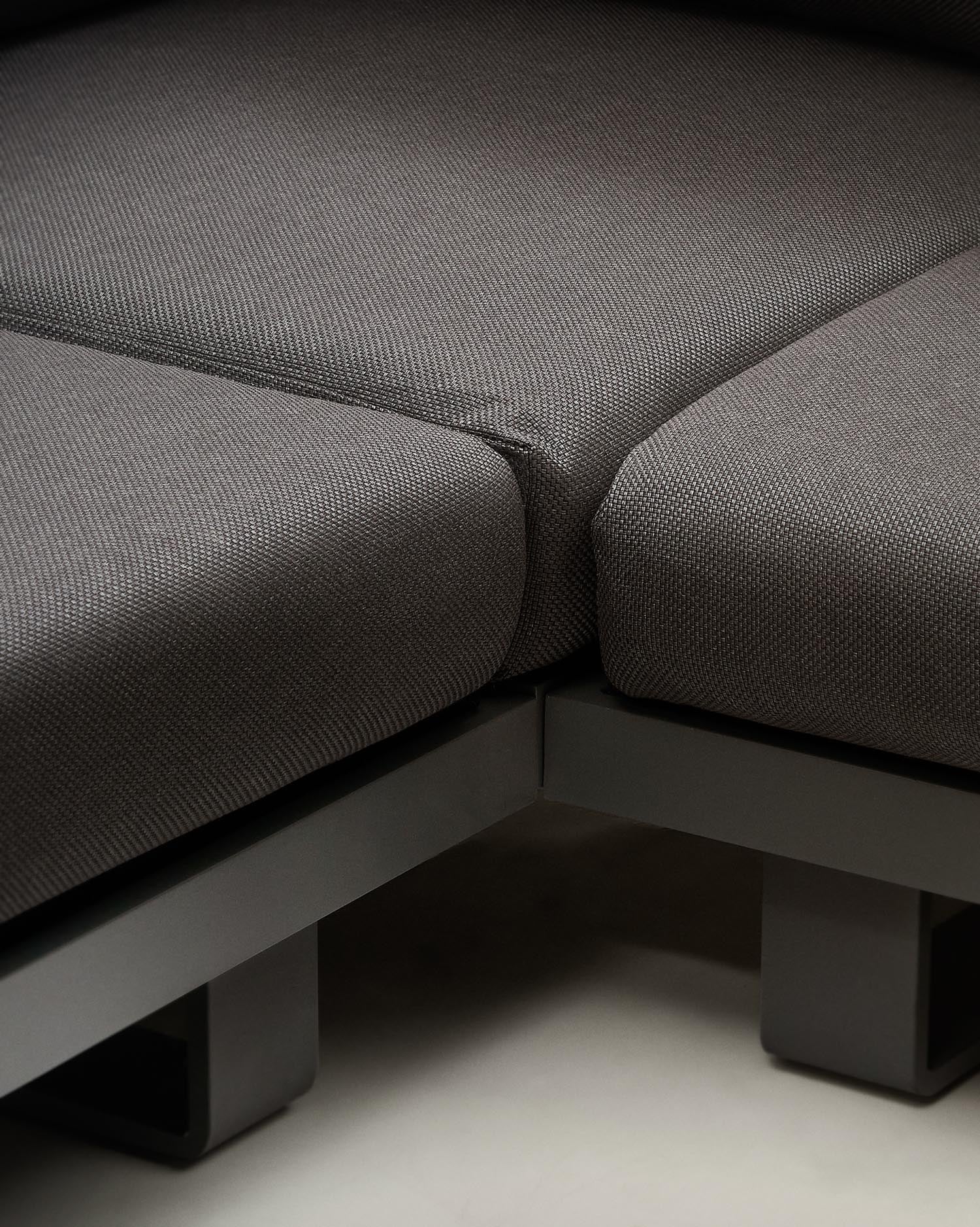 Modernes 5-Sitzer-Ecksofa-Set aus Aluminium und FSC-zertifiziertem Teakholz mit passendem Tisch, ideal für stilvolle Außenbereiche.