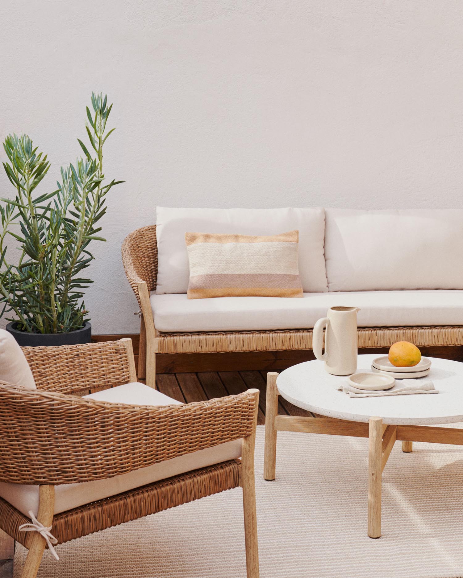 Stilvolles Set aus 2-Sitzer-Sofa und 2 Sesseln, stapelbar, aus FSC-zertifiziertem Eukalyptus und Kunstrattan, ideal für den Außenbereich.