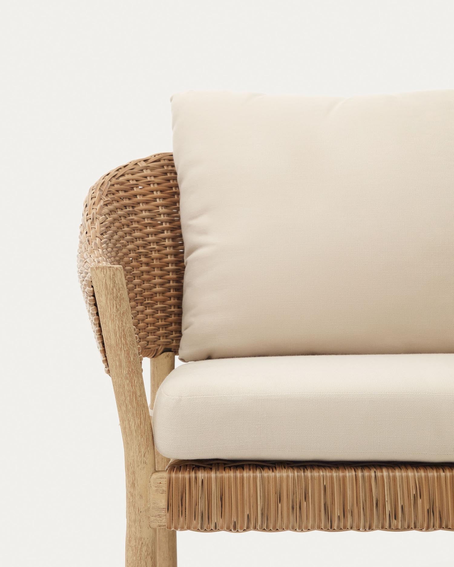 Elegantes Set aus 2-Sitzer-Sofa und 2 Sesseln, stapelbar, aus nachhaltigem Eukalyptusholz und Kunstrattan, perfekt für draußen.