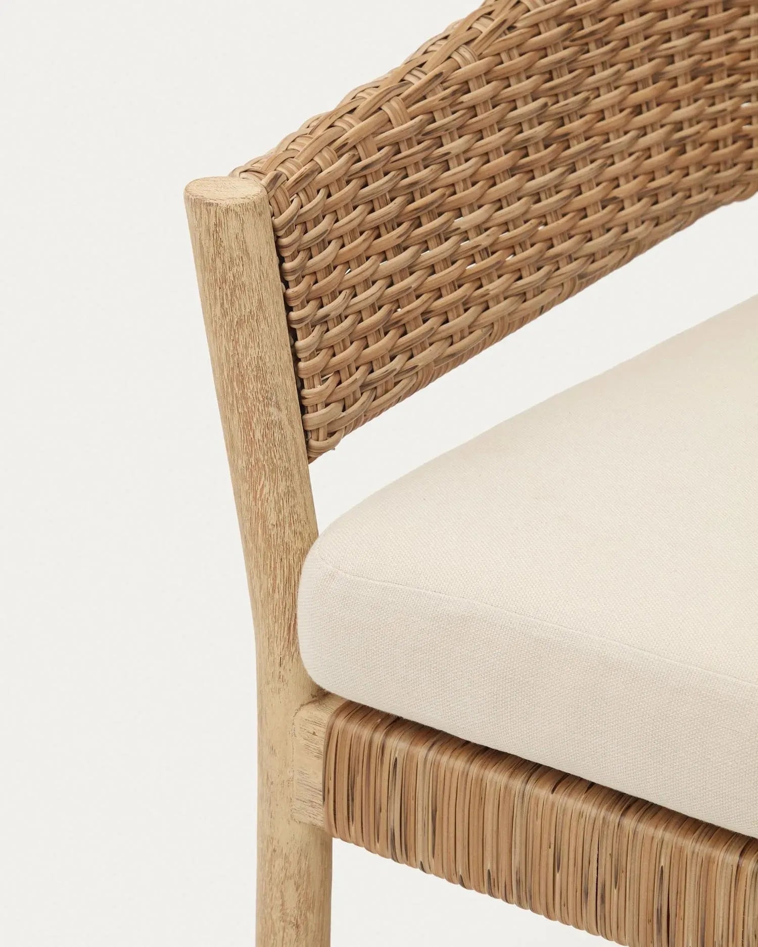 Stilvolles Set aus 2-Sitzer-Sofa und 2 Sesseln, stapelbar, aus FSC-zertifiziertem Eukalyptus und Kunstrattan, ideal für den Außenbereich.