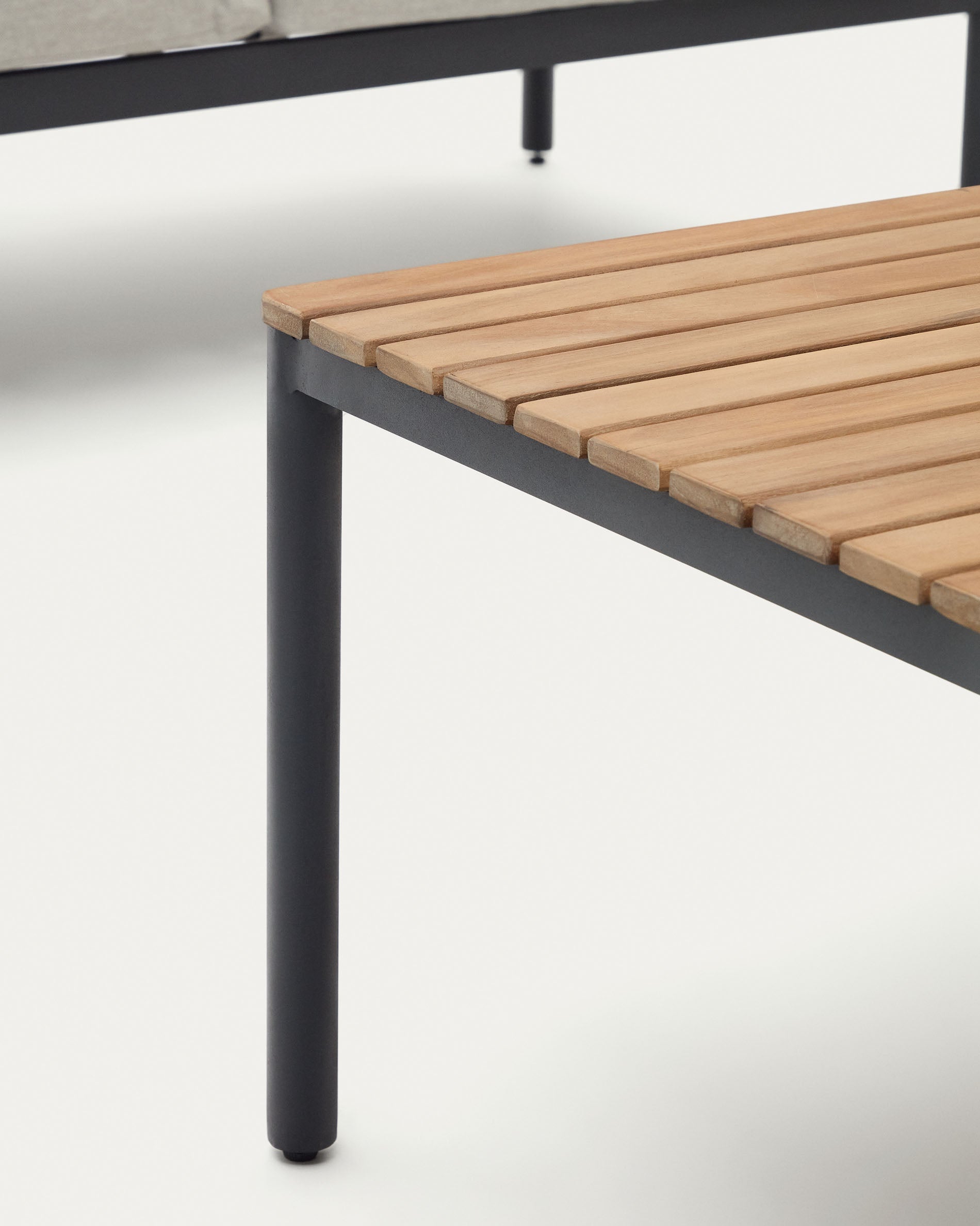 Stilvolles Outdoor-Set aus Aluminium und FSC-zertifiziertem Akazienholz, bestehend aus Sofa, Sesseln und Couchtisch.