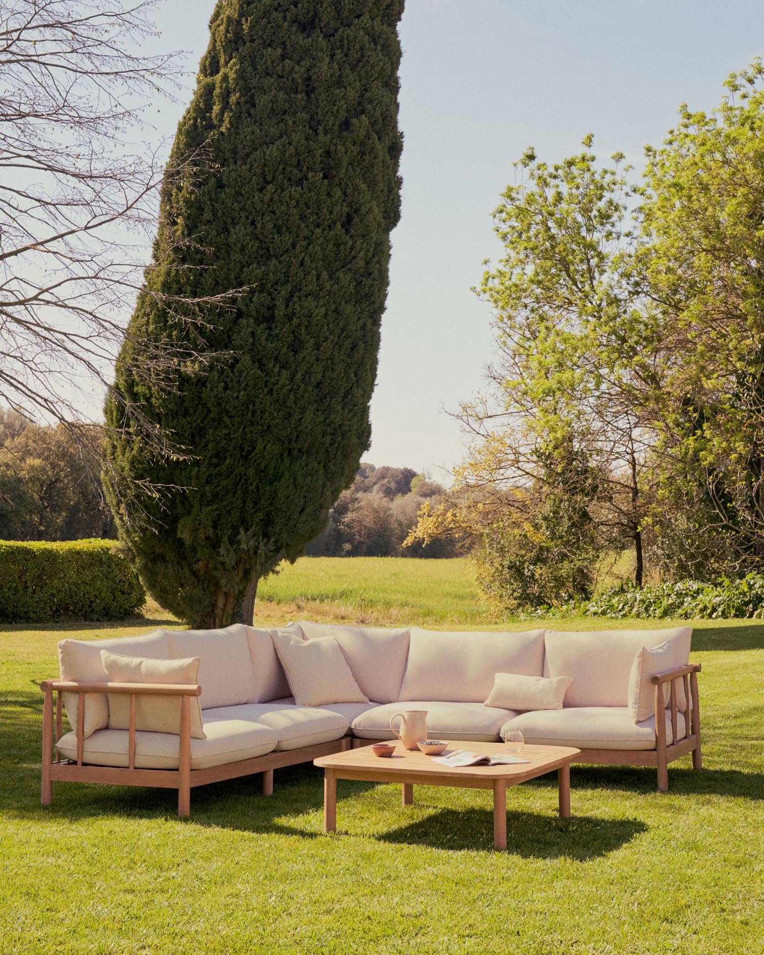 Entdecke das Sacova Set: 5-Sitzer-Ecksofa und Couchtisch aus robustem Eukalyptusholz, ideal für stilvolle und nachhaltige Outdoor-Oasen.