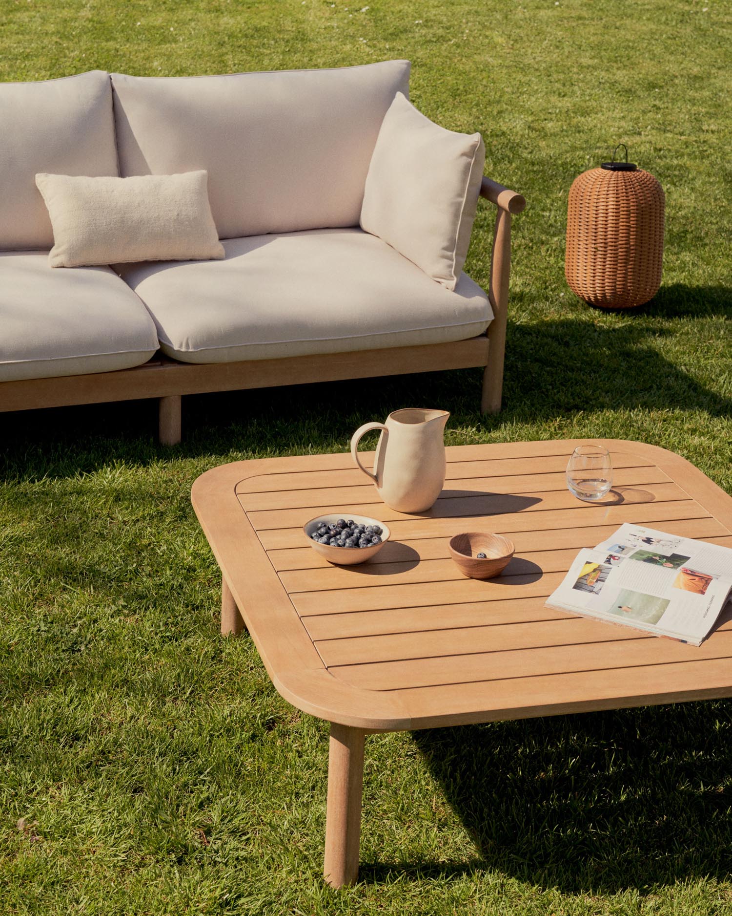 Elegantes Sacova Set: 5-Sitzer-Ecksofa und Couchtisch aus FSC-zertifiziertem Eukalyptusholz, ideal für stilvolle Außenbereiche.