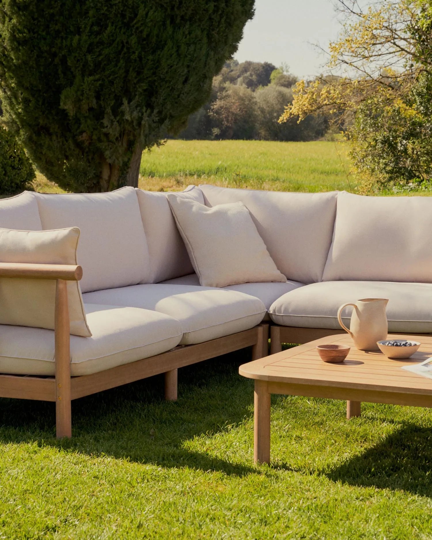 Das Sacova Set: Ecksofa und Couchtisch aus FSC-zertifiziertem Eukalyptusholz, perfekt für elegante und umweltfreundliche Terrassen.
