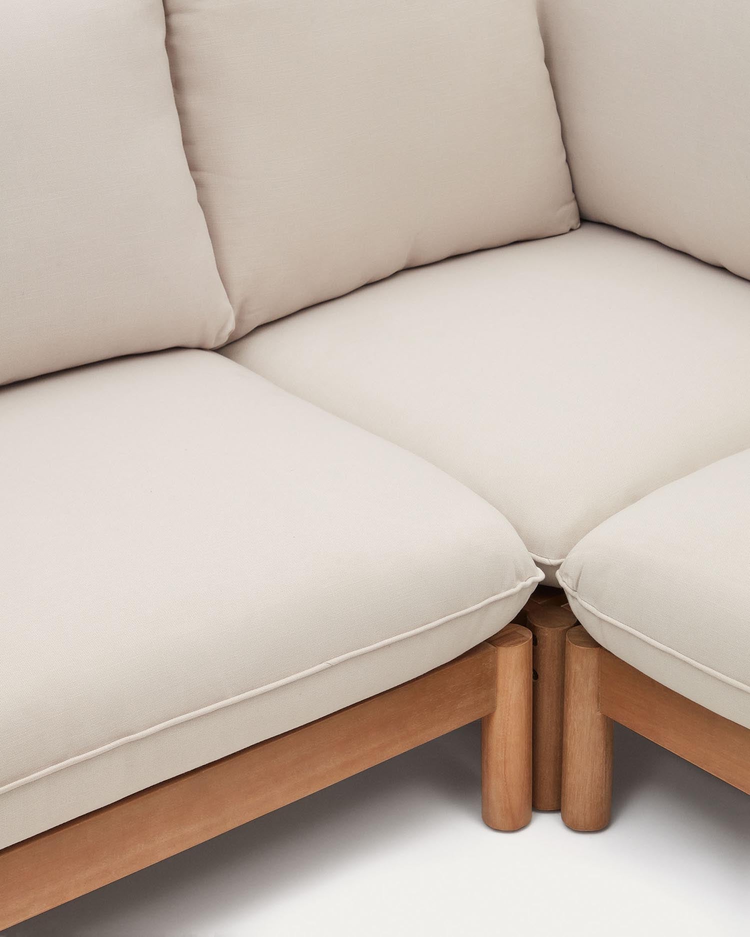 Das Sacova Set: 5-Sitzer-Ecksofa und Couchtisch aus FSC-zertifiziertem Eukalyptusholz, ideal für stilvolle und nachhaltige Außenbereiche.