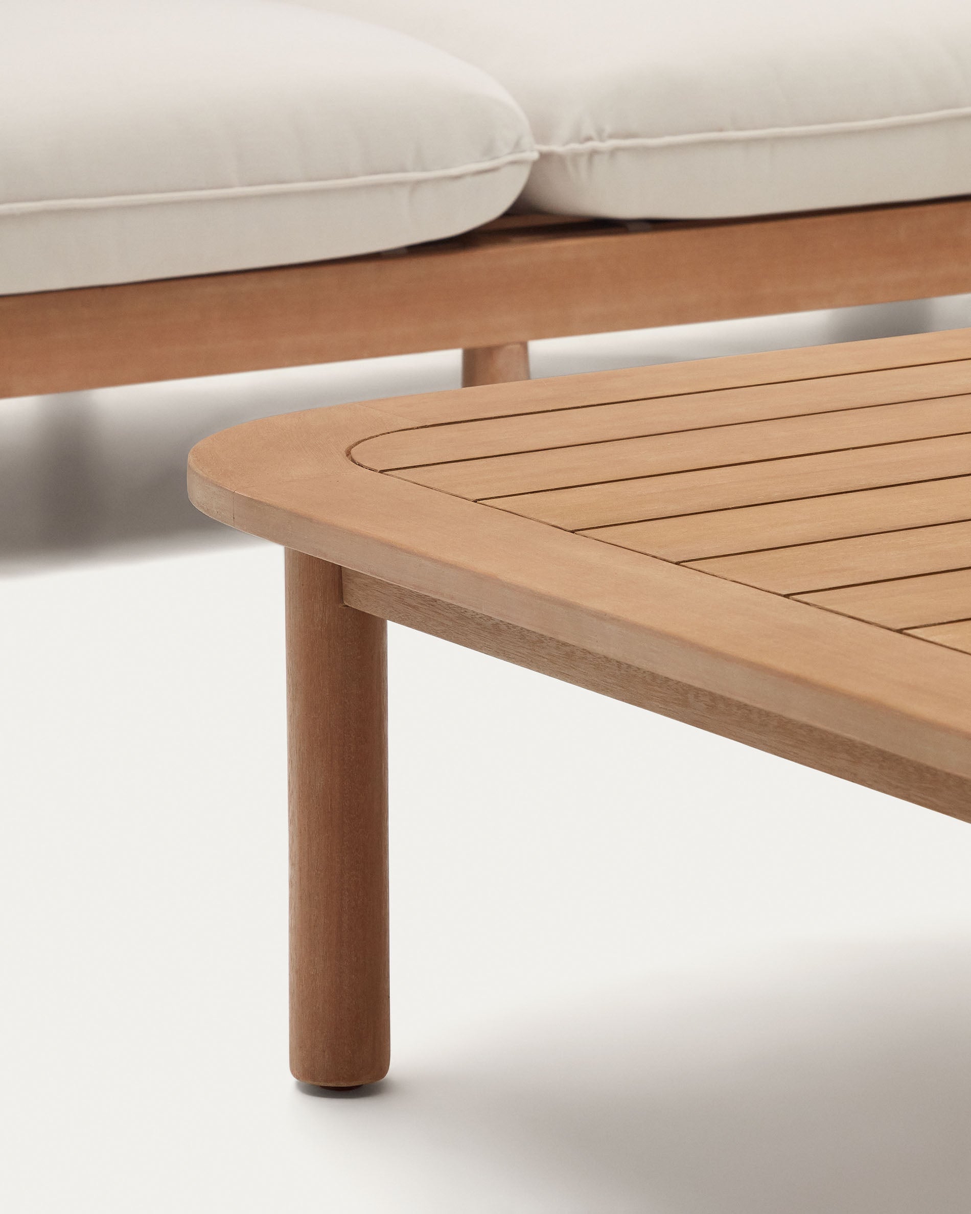 Das Sacova Set: 5-Sitzer-Ecksofa und Couchtisch aus FSC-zertifiziertem Eukalyptusholz, ideal für stilvolle und nachhaltige Außenbereiche.