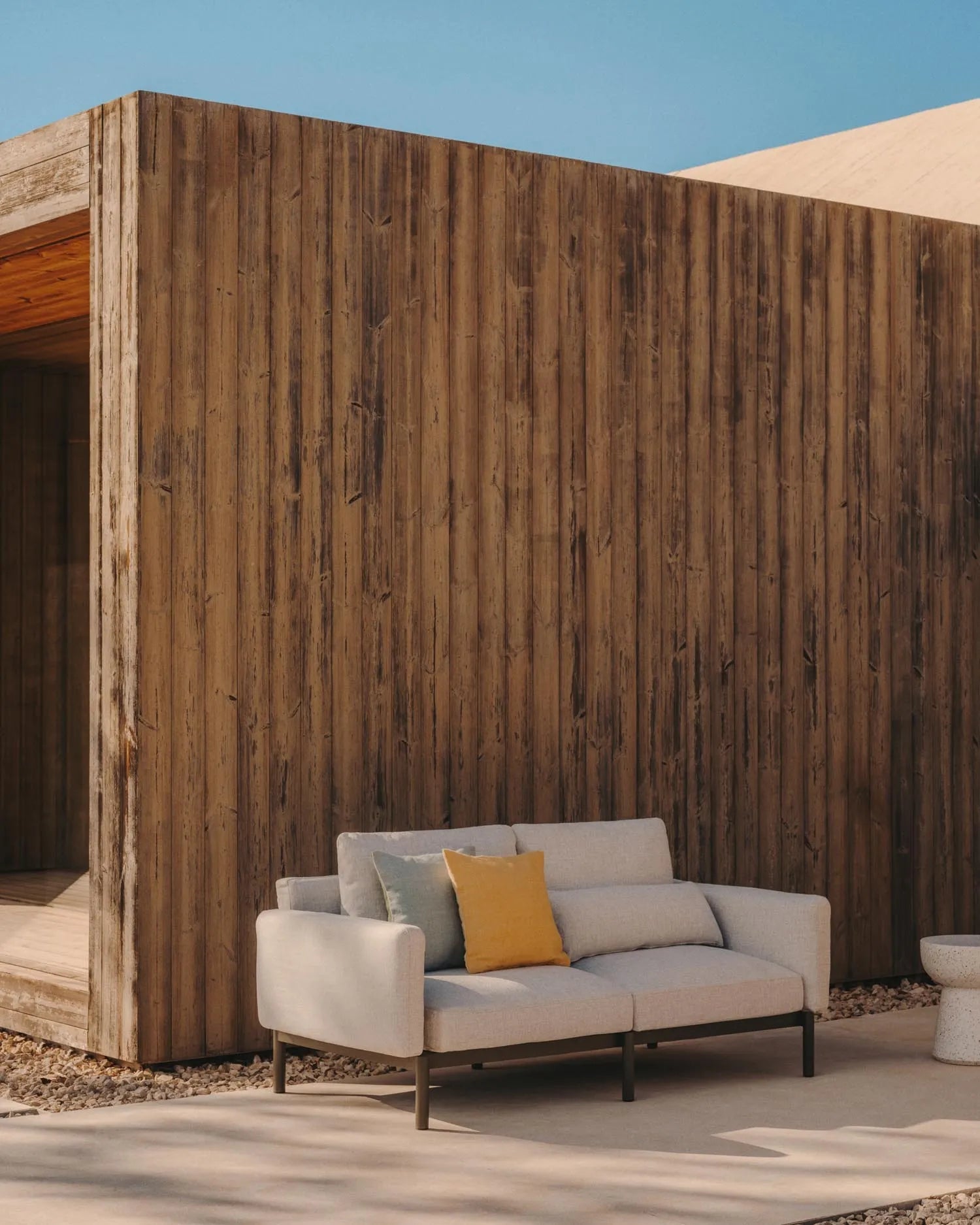 Modulares 2-Sitzer-Sofa Sorells aus grünem Aluminium, ideal für den Außenbereich, stilvoll und wetterbeständig.