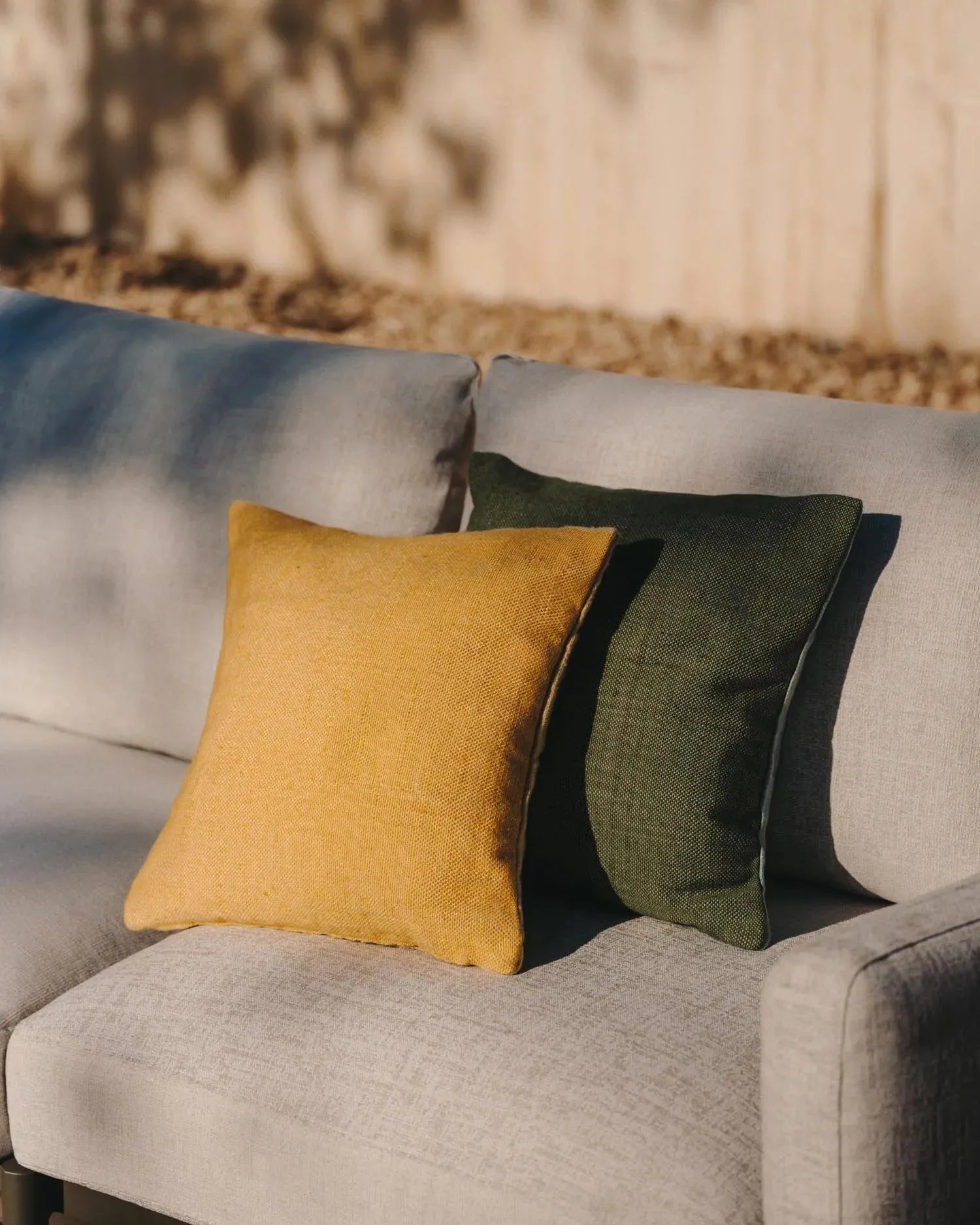 Elegantes 2-Sitzer-Sofa Sorells aus grünem Aluminium, modular und wetterfest, perfekt für stilvolle Außenbereiche.