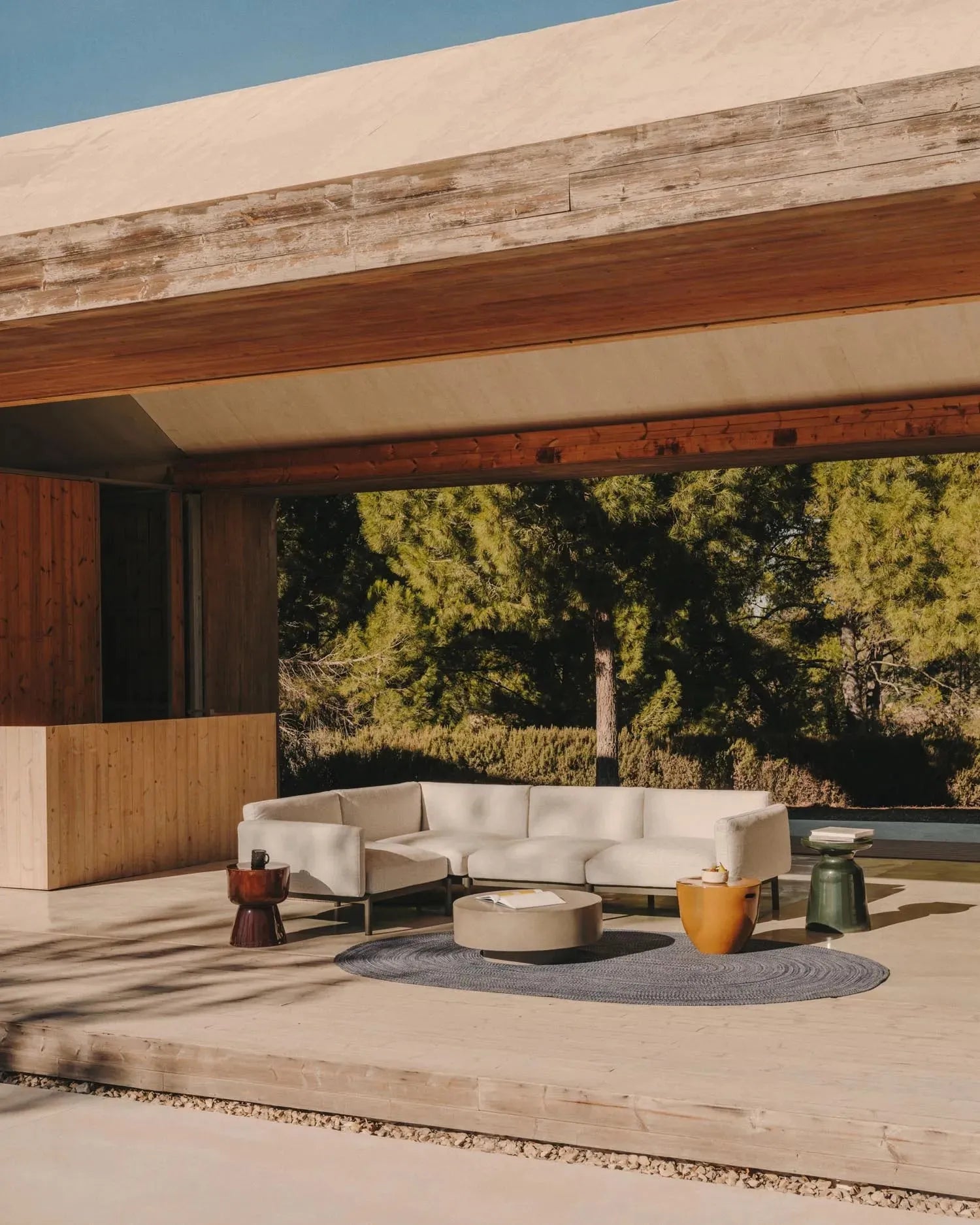 Modulares Outdoor-Ecksofa für 5 Personen, beige Polster, grüner Aluminiumrahmen, stilvoll und anpassbar, ideal für Terrassen.