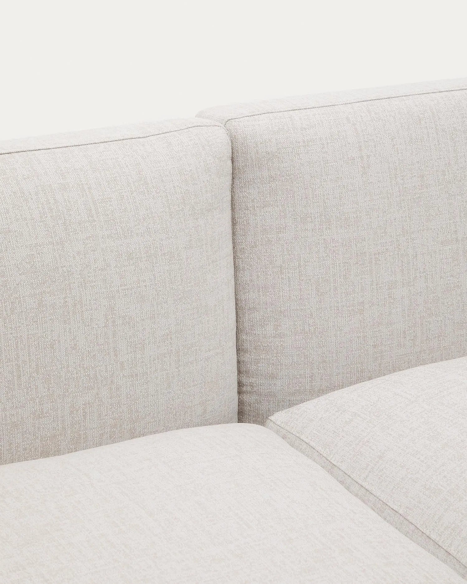 Das Sorells 4-Sitzer-Sofa aus grünem Aluminium von Kave Home bietet modularen Komfort für moderne Außenbereiche.