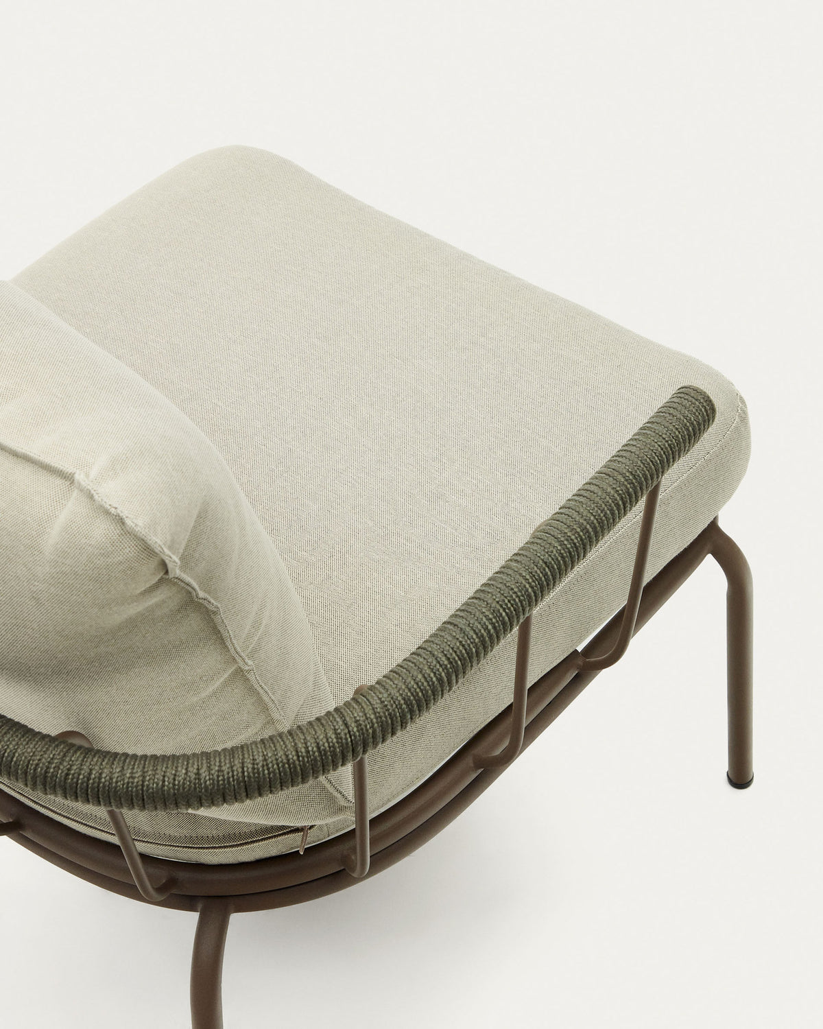 Salguer Sessel aus grünem Seil und Stahl in Braun in Braun, Beige, Grün präsentiert im Onlineshop von KAQTU Design AG. Outdoor-Sessel mit Armlehnen ist von Kave Home