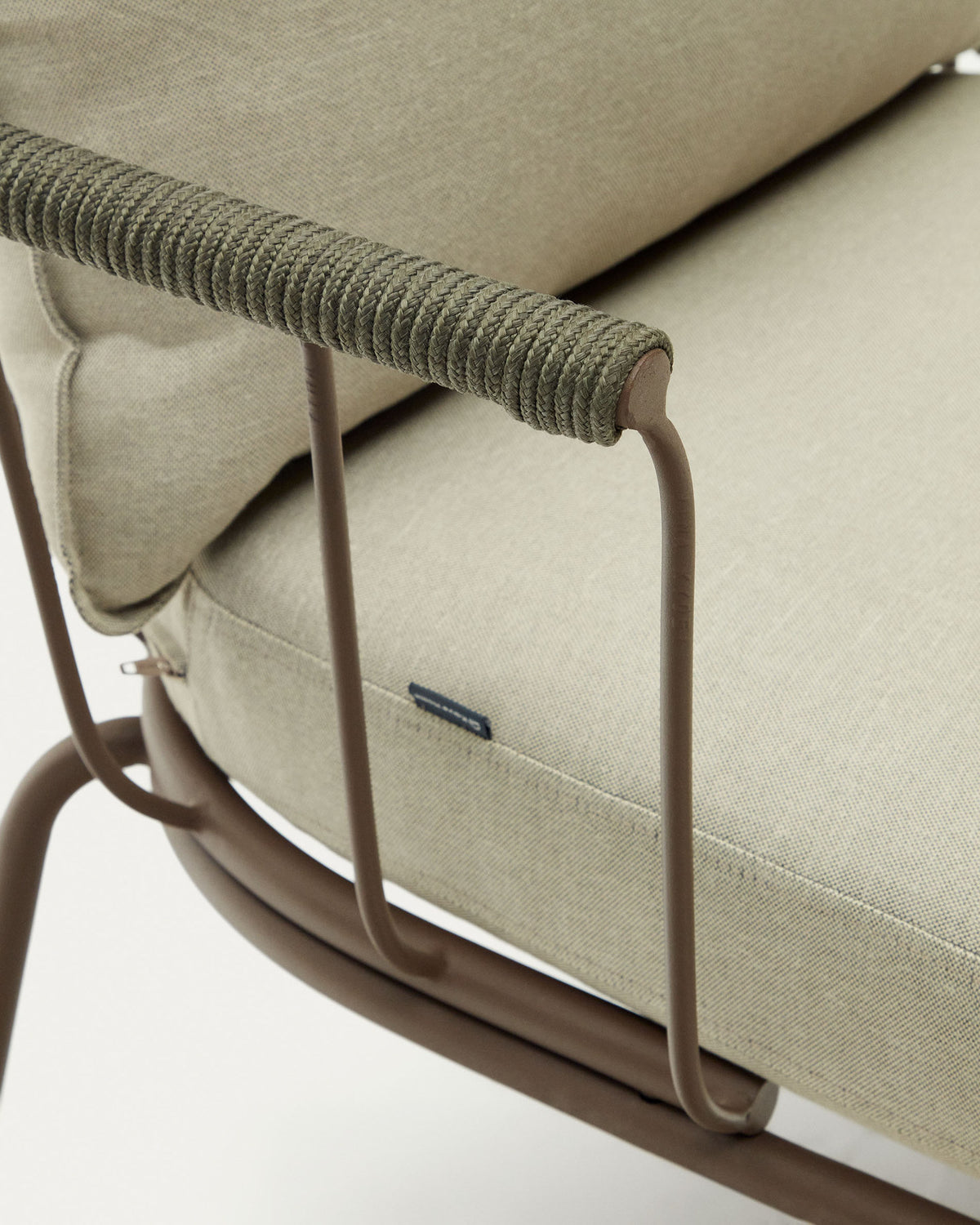 Salguer Sessel aus grünem Seil und Stahl in Braun in Braun, Beige, Grün präsentiert im Onlineshop von KAQTU Design AG. Outdoor-Sessel mit Armlehnen ist von Kave Home