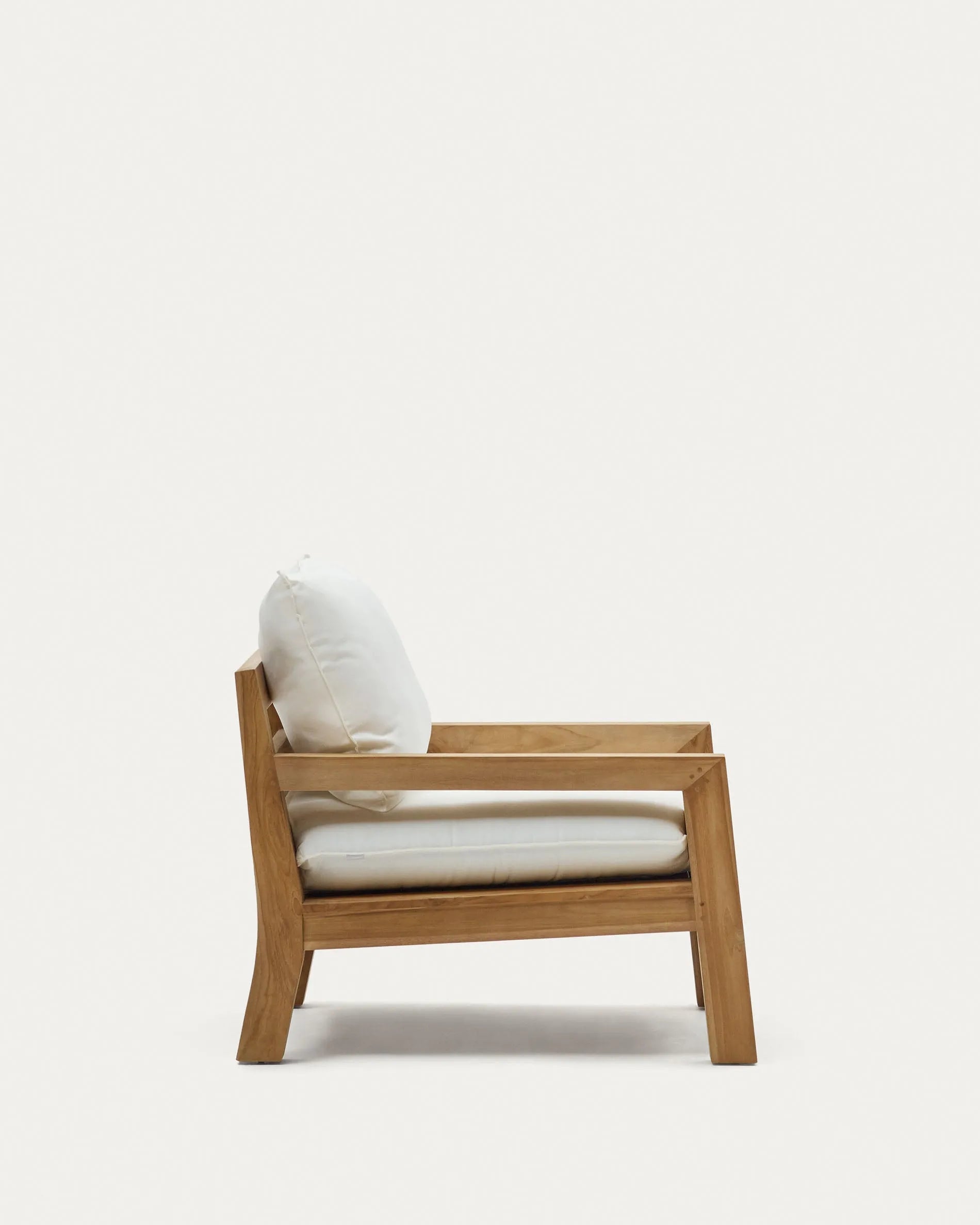 Stilvoller Forcanera Sessel aus robustem Teakholz von Kave Home, perfekt für zeitlose und elegante Wohnräume.