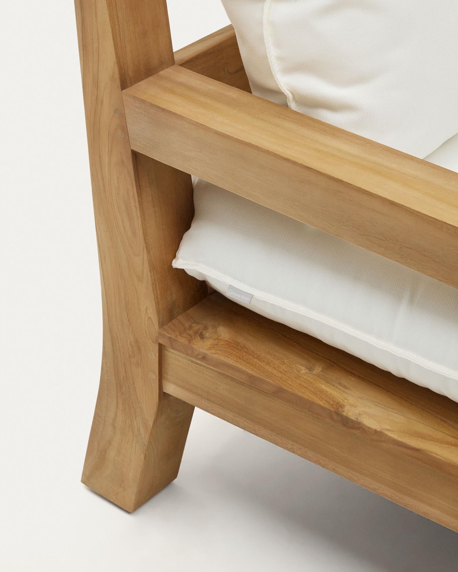 Stilvoller Forcanera Sessel aus robustem Teakholz von Kave Home, perfekt für zeitlose und elegante Wohnräume.