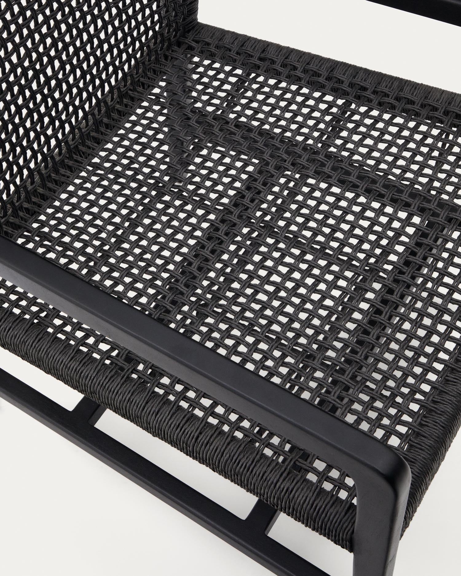 Eleganter Sabolla Sessel aus massivem Teakholz mit schwarzem Finish, ideal für stilvolle und moderne Wohnräume.