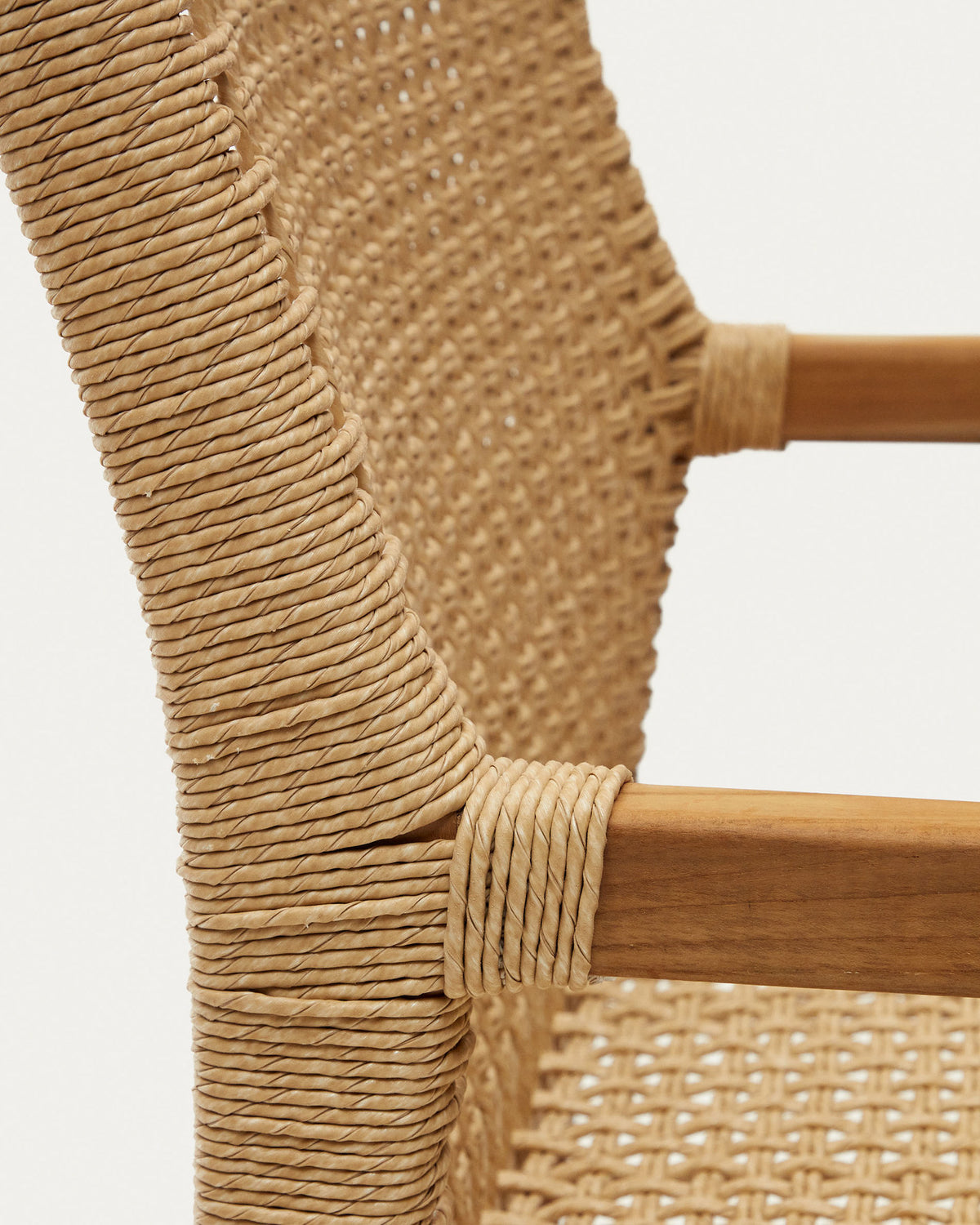 Sabolla Sessel aus massivem Teakholz in Natur präsentiert im Onlineshop von KAQTU Design AG. Outdoor-Sessel mit Armlehnen ist von Kave Home