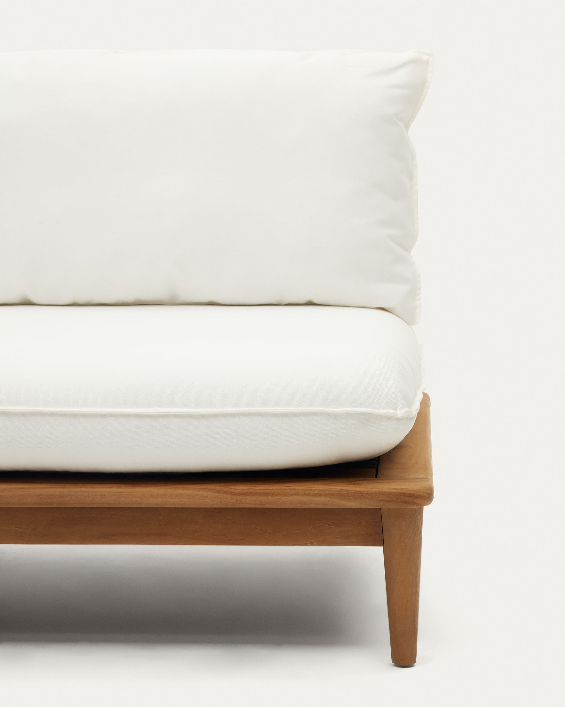 Entdecke das Portitxol Set: 2 elegante Teakholz-Sessel, die Flexibilität und Langlebigkeit für deinen Outdoor-Bereich bieten.