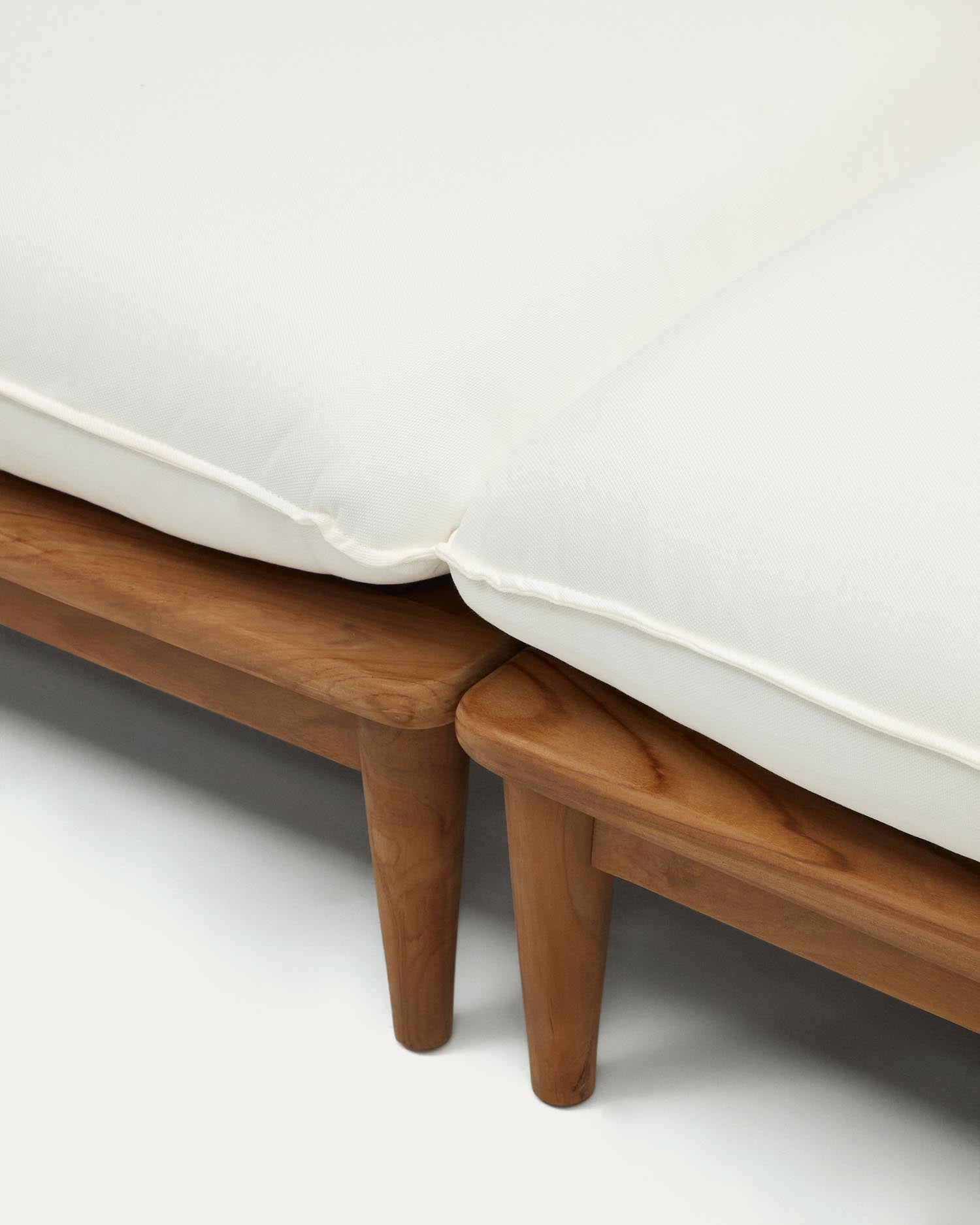 Modulares Sessel-Set aus massivem Teakholz, perfekt für elegante Außenbereiche. Robust, hochwertig und flexibel kombinierbar.