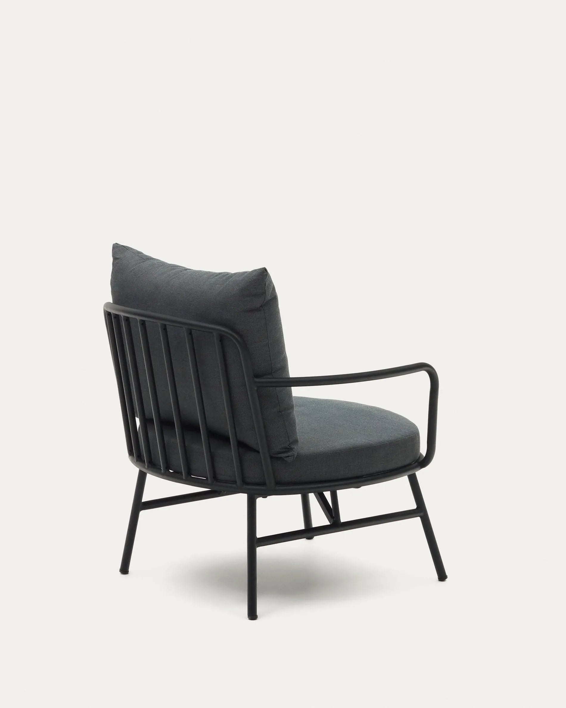 Eleganter Bramant Sessel aus Stahl mit schwarzem Finish, perfekt für moderne und minimalistische Wohnräume.
