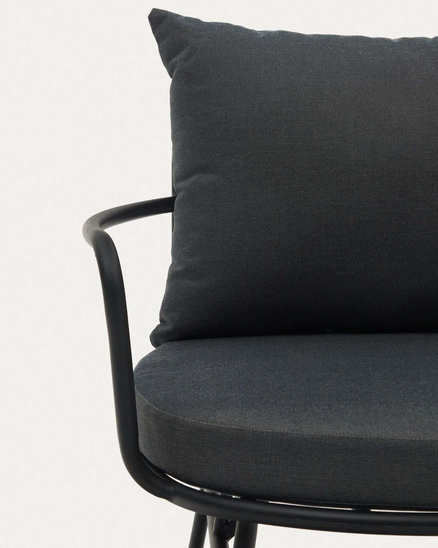 Moderner Bramant Sessel aus robustem Stahl mit stilvollem schwarzem Finish, ideal für zeitgemäße und minimalistische Einrichtungen.