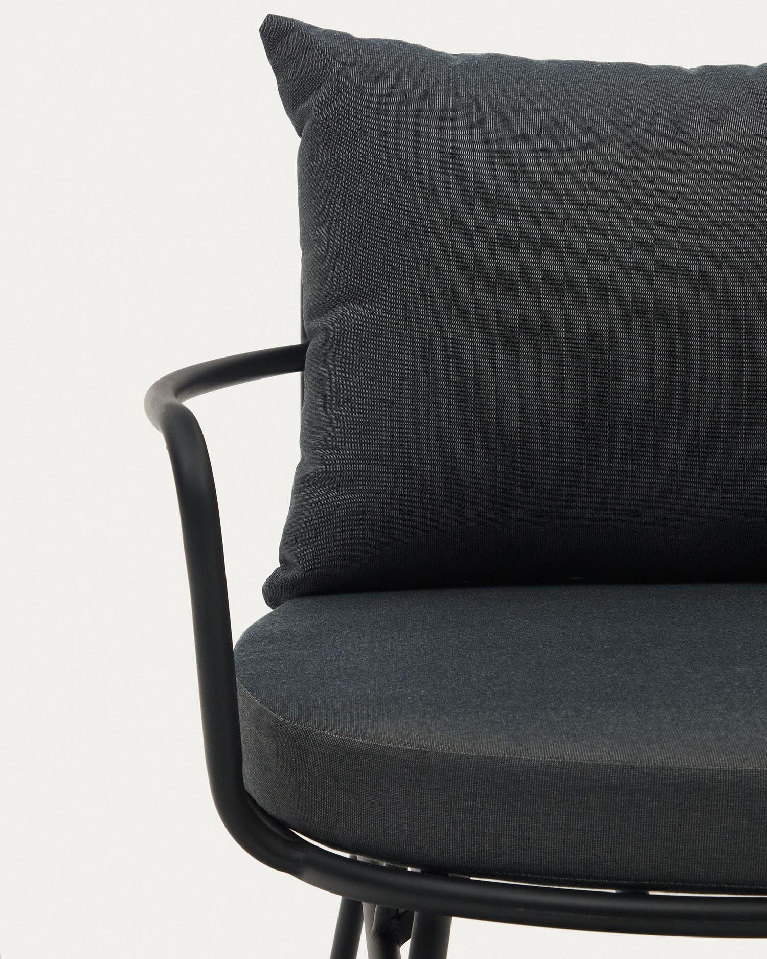 Moderner Bramant Sessel aus robustem Stahl mit elegantem schwarzem Finish, ideal für stilvolle Innenräume.
