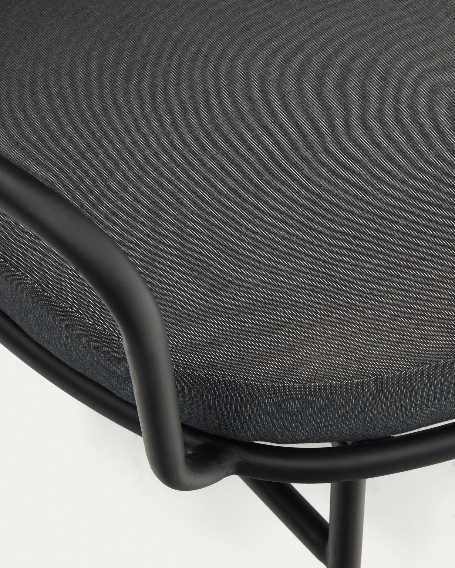Eleganter Bramant Sessel aus Stahl mit schwarzem Finish, perfekt für moderne und minimalistische Wohnräume.
