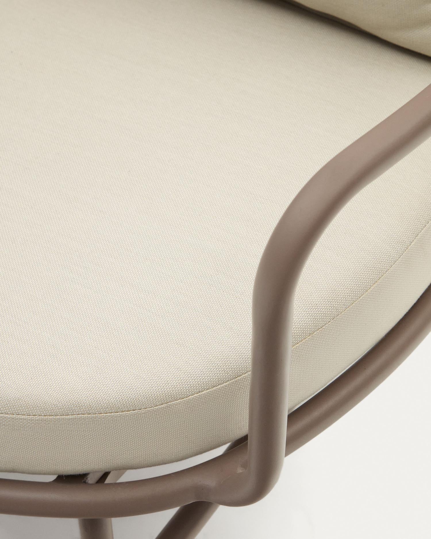 Eleganter Bramant Sessel aus robustem Stahl mit helllila Finish, perfekt für moderne und stilvolle Wohnräume.