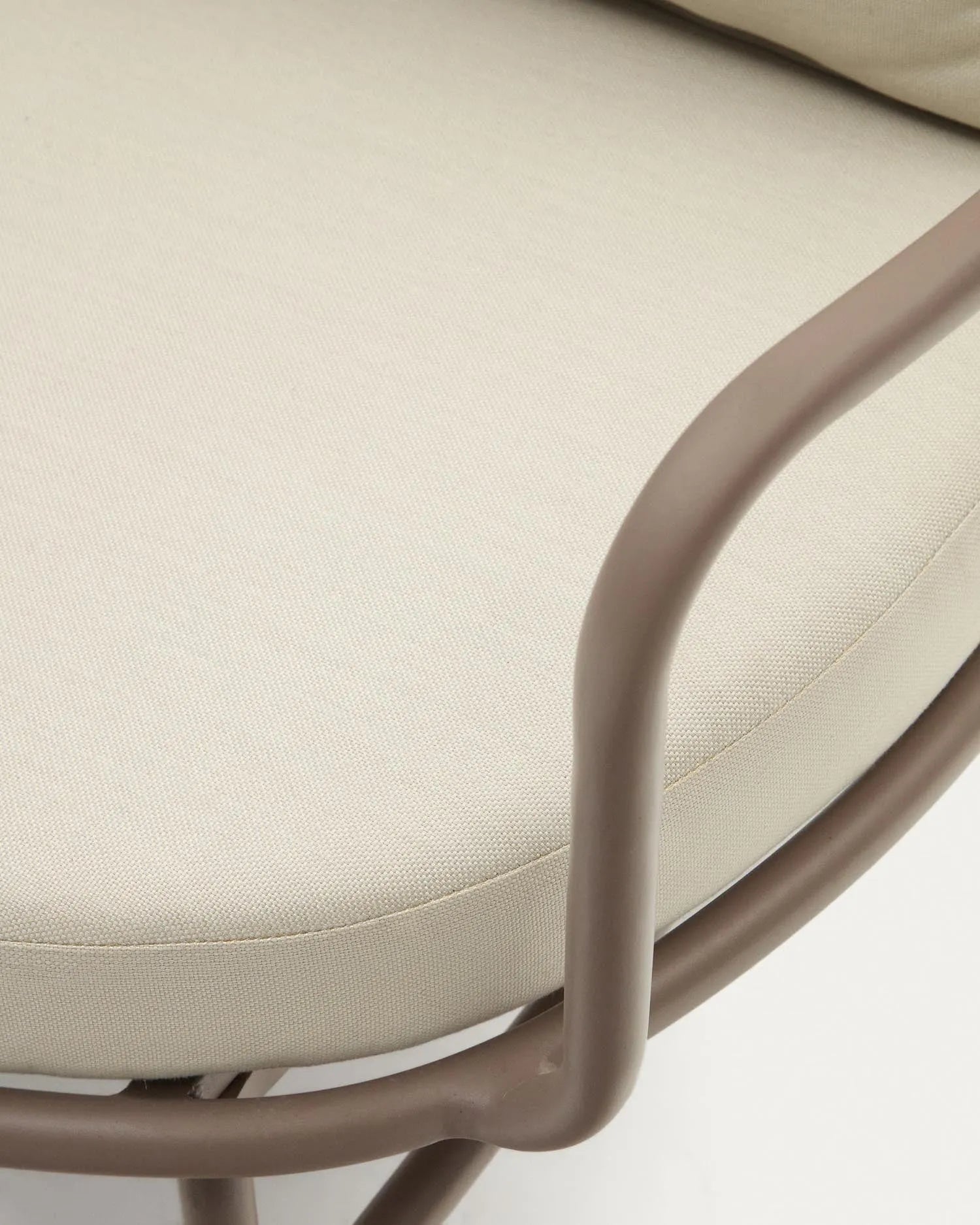 Moderner Bramant Sessel aus Stahl mit helllila Finish, ideal für stilvolle und zeitgemäße Wohnraumgestaltung.