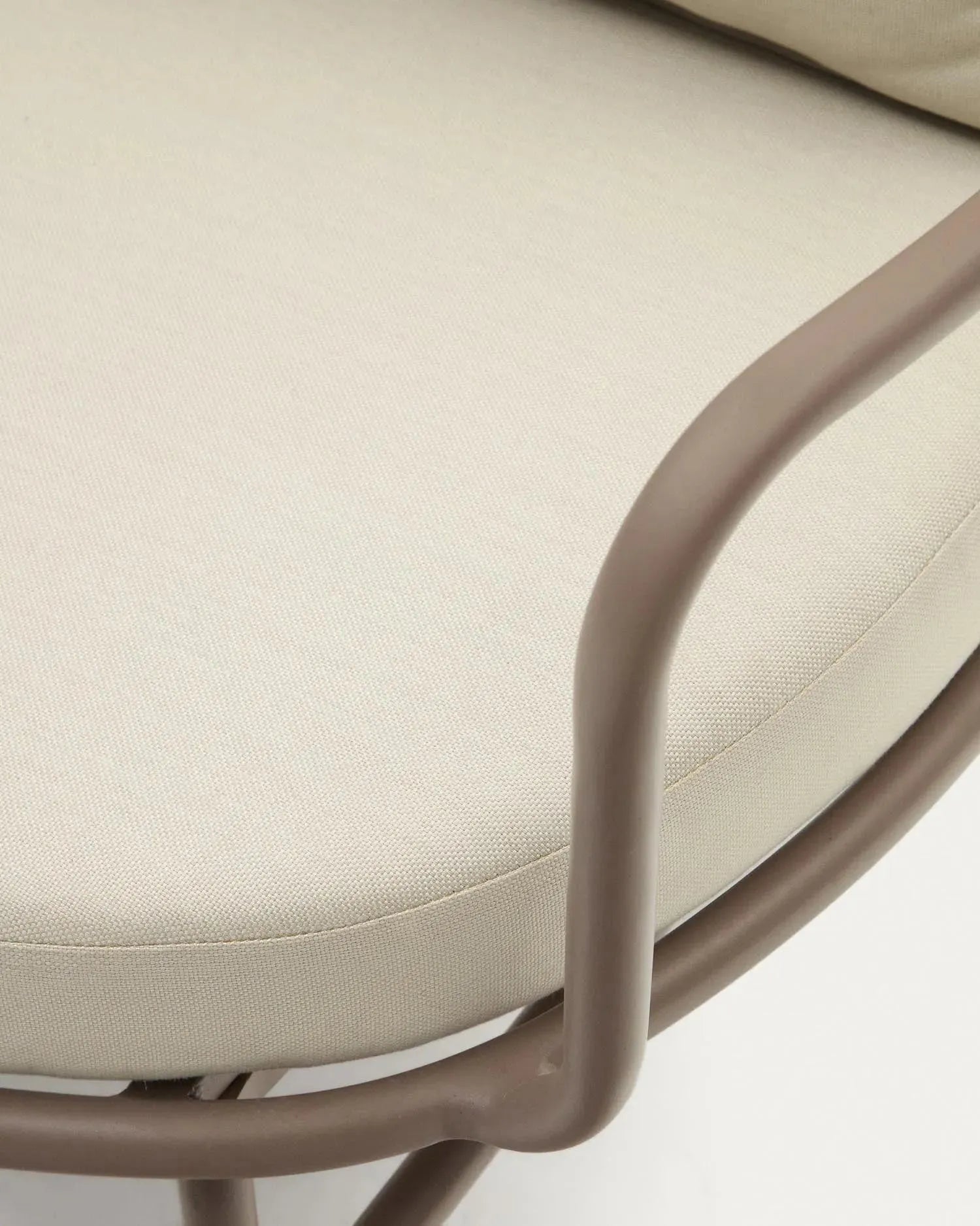 Moderner Bramant Sessel aus Stahl mit helllila Finish, ideal für stilvolle und zeitgemäße Wohnraumgestaltung.