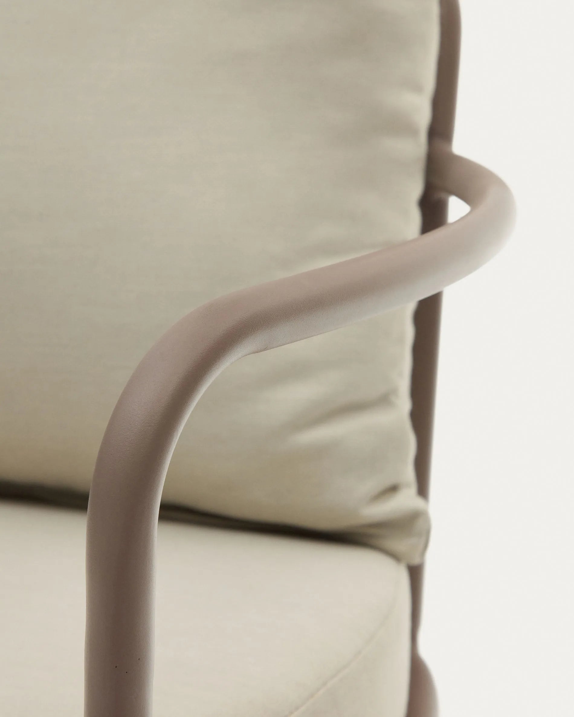 Eleganter Bramant Sessel aus robustem Stahl mit helllila Finish, perfekt für moderne und stilvolle Wohnräume.