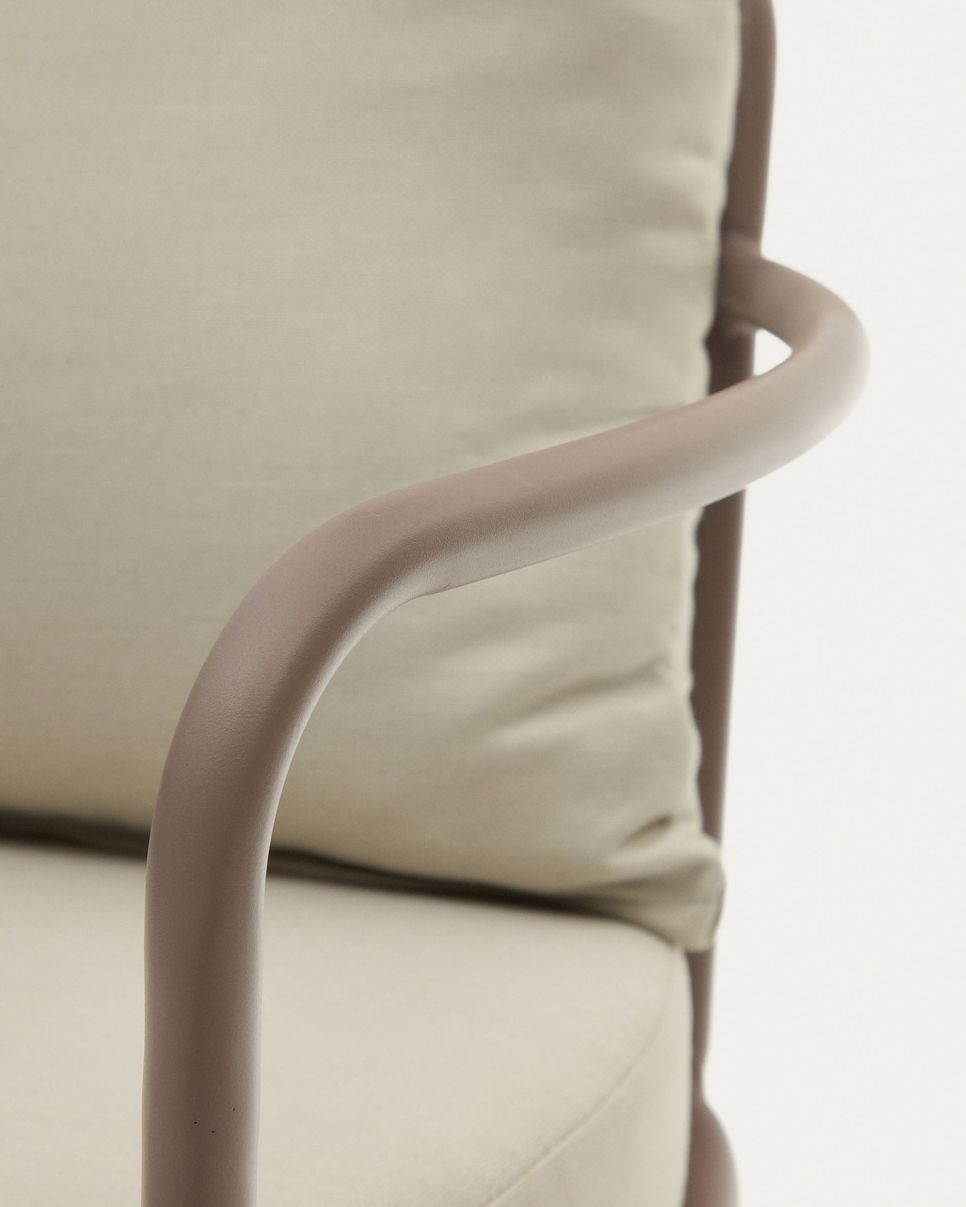 Eleganter Bramant Sessel aus robustem Stahl mit helllila Finish, perfekt für moderne und stilvolle Wohnräume.